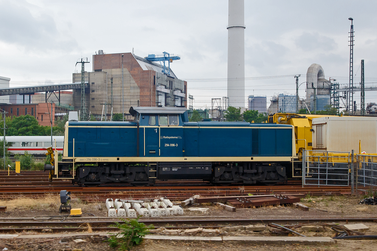 
Die Railsystems RP 294 096-3 (98 80 3294 096-3 D-RPRS), ex DB 290 096-7, steht am 24.06.2017 im Osten von Berlin. 

Aufgenommen aus einem Zug heraus. Die V 90 wurde 1968 von Deutz unter der Fabriknummer 58326 gebaut.