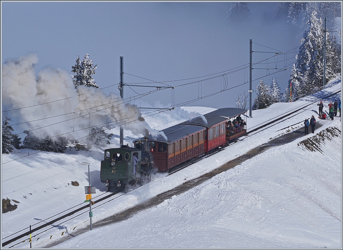 Die RB H 2/3 N° 16 erreich nach der anstrengenden Bergfahrt Rigi Staffel bis zur Gipfelstation ist es nicht mehr weit. Die Dampflok brauchte für die Bergfahrt ca 450 kg Kohle und rund 2000 Liter Wasser. Die H 2/3 N°§ 16 wurde 1923 in Betrieb genommen, von SLM Winterthur gebaut und kostete damals Fr. 83'585.35.
24. Februar 2018