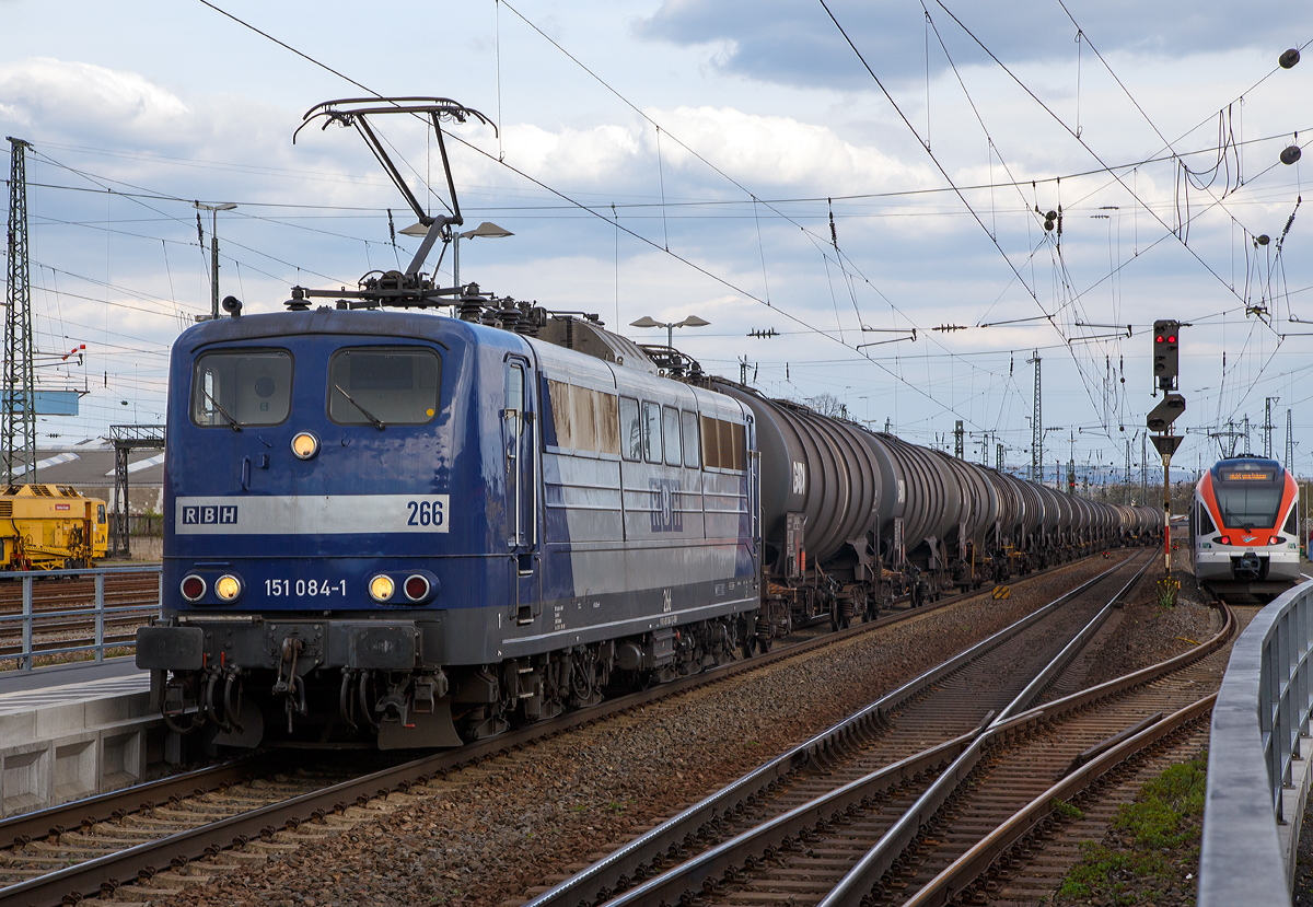 
Die RBH 266 bzw. 151 084-1 (91 80 6151 084-1 D-RBH) der RBH Logistics GmbH fährt am 09.04.2016, mit einem Benzin beladenen Kesselwagenzug (Wagen der Gattung Zans), von Neuwied in Richtung Norden. 

Die Lok wurde 1975 von Krupp in Essen unter der Fabriknummer 5334 gebaut und an die DB als 151 084-1 geliefert. Bei der DB wurde sie im Dezember 2012 ausgemustert und sie ging an die RBH, wobei die RBH eine 100 prozentige Tochter der DB Cargo Deutschland AG ist.