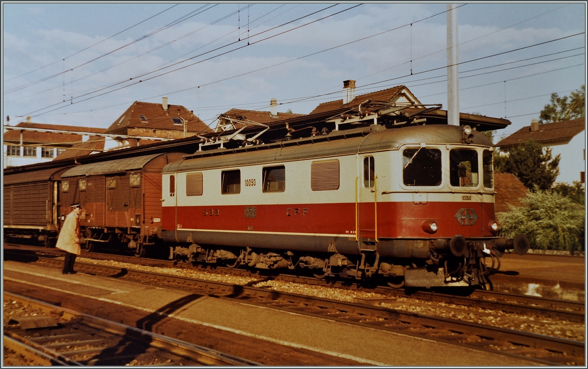 Die Re 4/4 I 10050 mit einme Nahgüterzug in Lengnau.
17. Juli 1984