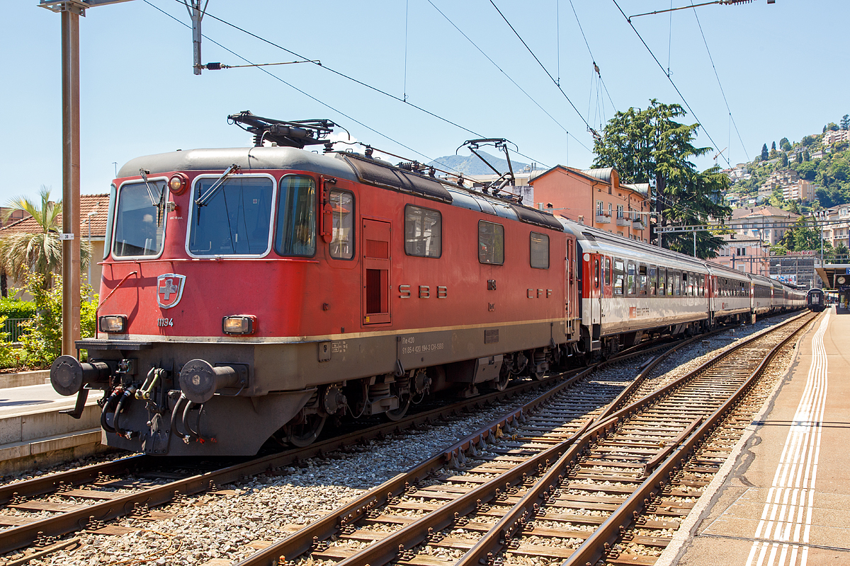 
Die Re 4/4 II - 11194 bzw. Re 420 194-3 (91 85 4  420 194-3 CH-SBB) steht am 22.06.2016, mit dem IR 2328 (Interregio in Richtung Basel SBB), im Bahnhof Locarno bereit. Bei schönen Wetter ist es traumhaft mit diesen Zügen über den Gotthard zufahren, da wird der Weg zum Ziel. 