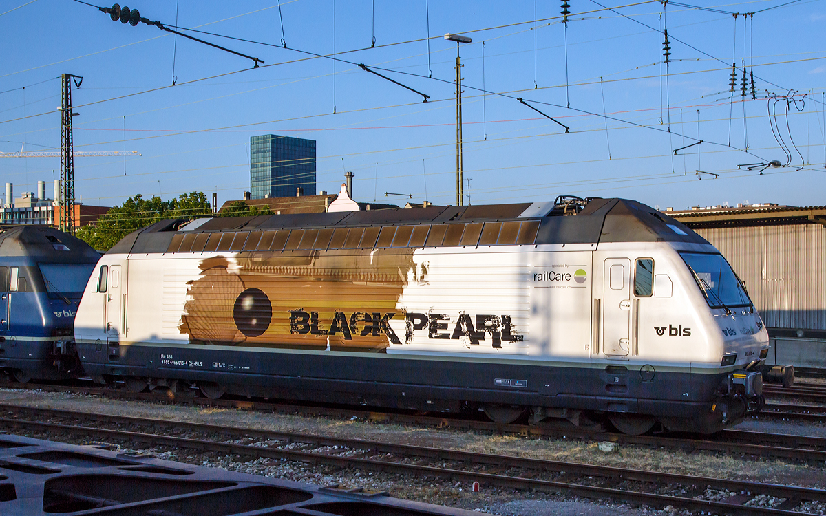 Die Re 465 016-4  Black Pearl  (91 85 4465 016-4 CH-BLS) ist am 06.06.2015 in Basel abgestellt.

Die Lok wurde 1997 von der SLM Winterthur unter der Fabriknummer 5740 gebaut, der elektrische Teil ist von ABB.  
Nach der Erstbestellung der BLS über acht Maschinen (001–008), sollten weitere zehn Loks für den BLS-Anteil am Huckepackkorridor bestellt werden. Aus finanztechnischen Gründen beauftragte der Bund die SBB, zehn Maschinen (009–018) zu beschaffen und an die BLS zu vermieten. 2003 gingen die Loks käuflich an die BLS AG über. Seit  2013 ist diese, wie drei weitere Schwester Maschinen, an die railCare AG in Härkingen vermietet.

Das Unternehmen railCare AG  wurde 2007 unter dem Namen tradeCare AG mit Sitz in Baden gegründet. Damaliger Zweck des Unternehmens war der Import und Export von Lebensmitteln. Im September 2009 wurde das Unternehmen in railCare AG umbenannt, der Sitz nach Härkingen verlegt und das Tätigkeitsfeld in den Betrieb eines Eisenbahnverkehrsunternehmens umgewandelt. railCare verkehrt nach einem fixen Fahrplan im Punkt-zu-Punkt-Verkehr des unbegleiteten kombinierten Verkehrs (UKV). Am 1. September 2010 übernahm der Schweizer Detailhandelskonzern Coop das gesamte Aktienkapital der railCare AG. Seither werden die Züge vorwiegend zum Transport von konzerneigenen Waren verwendet, sie stehen aber weiterhin Drittkunden offen.

Technische Daten:
Spurweite:  1435 mm (Normalspur)
Achsformel:  Bo’Bo’
Länge über Puffer:  18.500 mm
Höhe:  4.540 mm
Breite:  3.000 mm
Dienstmasse:  84 t
Höchstgeschwindigkeit:  160 km/h
Stundenleistung:  7.000 kW
Dauerleistung:  6.270 kW
Anfahrzugkraft:  300 kN
Treibraddurchmesser:  1.100 mm
Stromsystem:  Wechselstrom 15 kV 16,7 Hz
