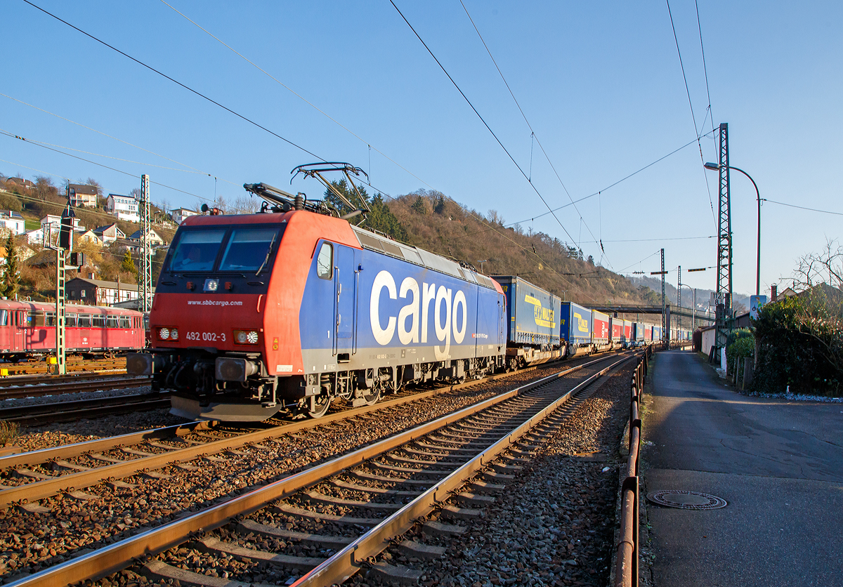 
Die Re 482 002-3 (91 85 4482 002-3 CH-SBBC) der SBB Cargo fährt am 20.01.2019 mit einem KLV-Zug durch Linz am Rhein in Richtung Norden.