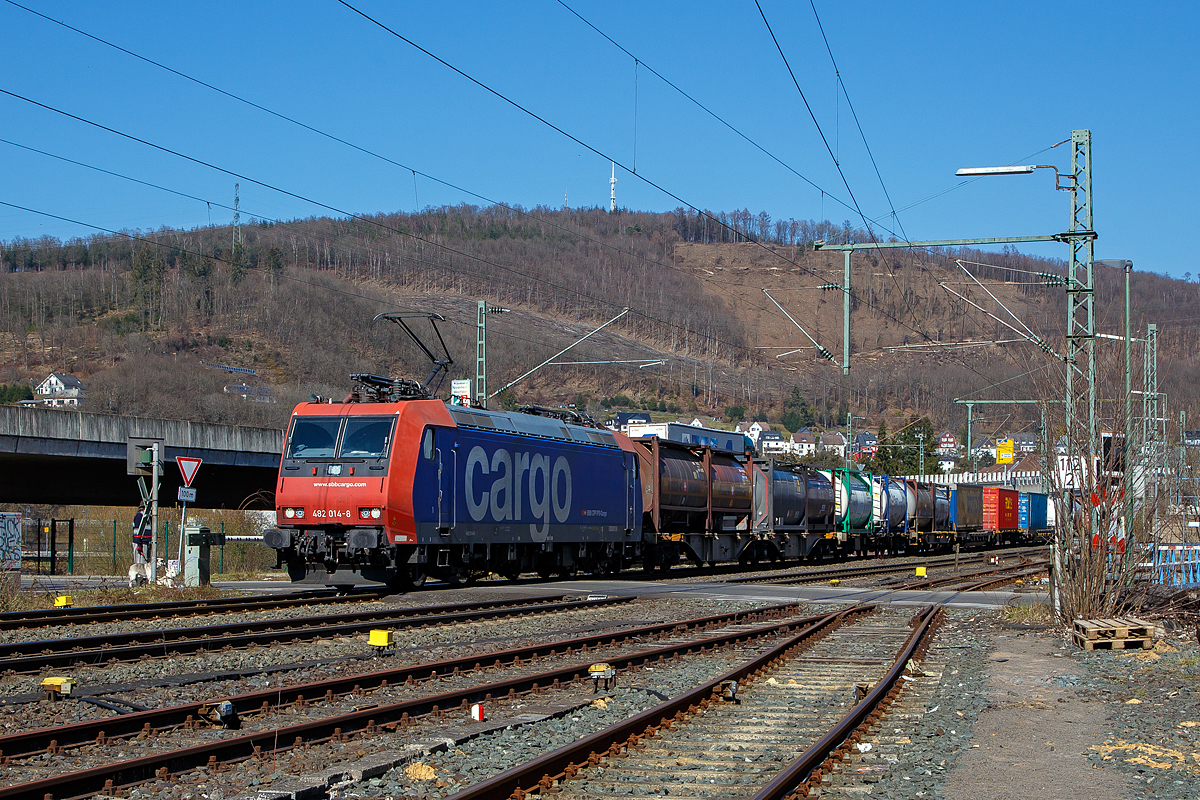 Die Re 482 014-8 (91 85 4482 014-8 CH-SBBC) der SBB Cargo AG fährt am 24.03.2021, mit einem HUPAC-KLV/Container-Zug durch Niederschelden in Richtung Köln.

Die TRAXX F140 AC1 wurde 2002 von Bombardier in Kassel unter der Fabriknummer 33539 gebaut und an die SBB Cargo AG geliefert. Sie hat die Zulassungen und Zugbeeinflussungssysteme für die Schweiz und Deutschland. Zurzeit ist sie an die SBB Cargo International AG vermietet.

Obwohl die Baureihe Re 482 der SBB Cargo grundsätzlich von der Baureihe 185 abgeleitet ist, gibt es doch kleine Unterschiede. Wie bei der deutschen Baureihe 185 handelt es sich bei der Re 482 um eine Zweisystemlokomotive für 15 kV, 16 2/3 Hz und 25 kV, 50 Hz. Zugelassen sind die Lokomotiven für das deutsche und Schweizer Bahnnetz. Im Gegensatz zu den Loks der Baureihe 185, die ab Werk erst ab etwa 185 050 mit einer Leistung von 5.600 kW ausgeliefert wurden, kamen die Loks der Bauart Re 482 bereits mit der erhöhten Leistung zur SBB Cargo.

Weiterhin verfügen alle Re 482 über vier Stromabnehmer, von denen jeweils zwei für die deutsche und zwei für die schweizerische Oberleitung ausgelegt sind. Im Bereich der Sicherungstechnik verfügen die Loks über die deutschen Systeme Indusi, LZB 80 und PZB 90 und die Schweizer Systeme Signum und ZUB 262. Zusätzlich sind im Lokkasten Kameras eingebaut, die Rückspiegel ersetzen sollen. 
Jedoch wurden die Loks 482 010 bis 482 014 (wie diese hier) ohne  Schweizpaket  ausgeliefert und waren erst nur für Deutschland zugelassen. Bei diesen Loks fehlten die Stromabnehmer mit Schweizer Schleifstück, das Sicherungssystem Integra und die bereits erwähnten Kameras. Diese fünf Loks wurden aber alle Ende 2003 auf das  Schweizpaket  umgebaut.

Mit der zweiten Bauserie der Re 482, die ab 482 035 gab es einige Veränderungen an der Lok. Zudem sind diese nun TRAXX F140 AC2. Der gesamte Lokkasten wurde neu gestaltet und auf sein Crashverhalten optimiert. Ebenso erhielten die Fahrzeuge nun neue Puffer, die wiederum mit dämpfenden Elementen verschraubt sind.

Auf Anhieb sichtbar sind die Unterschiede zwischen der ersten und der zweiten Baureihe: Bei der zweiten Bauserie (TRAXX F140 AC2) ist der Übergang zwischen der Dach- und der Stirnfläche wesentlich stärker geknickt als vorher. Weiterhin sind die bisher auf verschiedenen Ebenen angebrachten Griffstangen an der Lokfront bei der zweiten Baureihe nun auf gleiche Höhe direkt unter die Führerstandsfenster gerückt. Unter den Stirnfenstern befindet sich nun eine Klappe, in der die Klimageräte für den Führerstand untergebracht sind. Zudem verfügen einige Re 482 der zweiten Serie (TRAXX F140 AC2) teilweise über Zulassungen für Österreich. 

TECHNISCHE DATEN:
Spurweite: 1.435 mm (Normalspur)
Achsfolge: Bo'Bo'
Dienstgewicht: 85 t
Länge über Puffer: 18.900 mm
Drehzapfenabstand: 10.440 mm
Dauerleistung: 5.600 kW
Höchstgeschwindigkeit: 140 km/h
Fahrleitungsspannung:15000 V, 16.7 Hz ~
Zulassungen: CH / D (Zweite Serie teilweise auch A)
