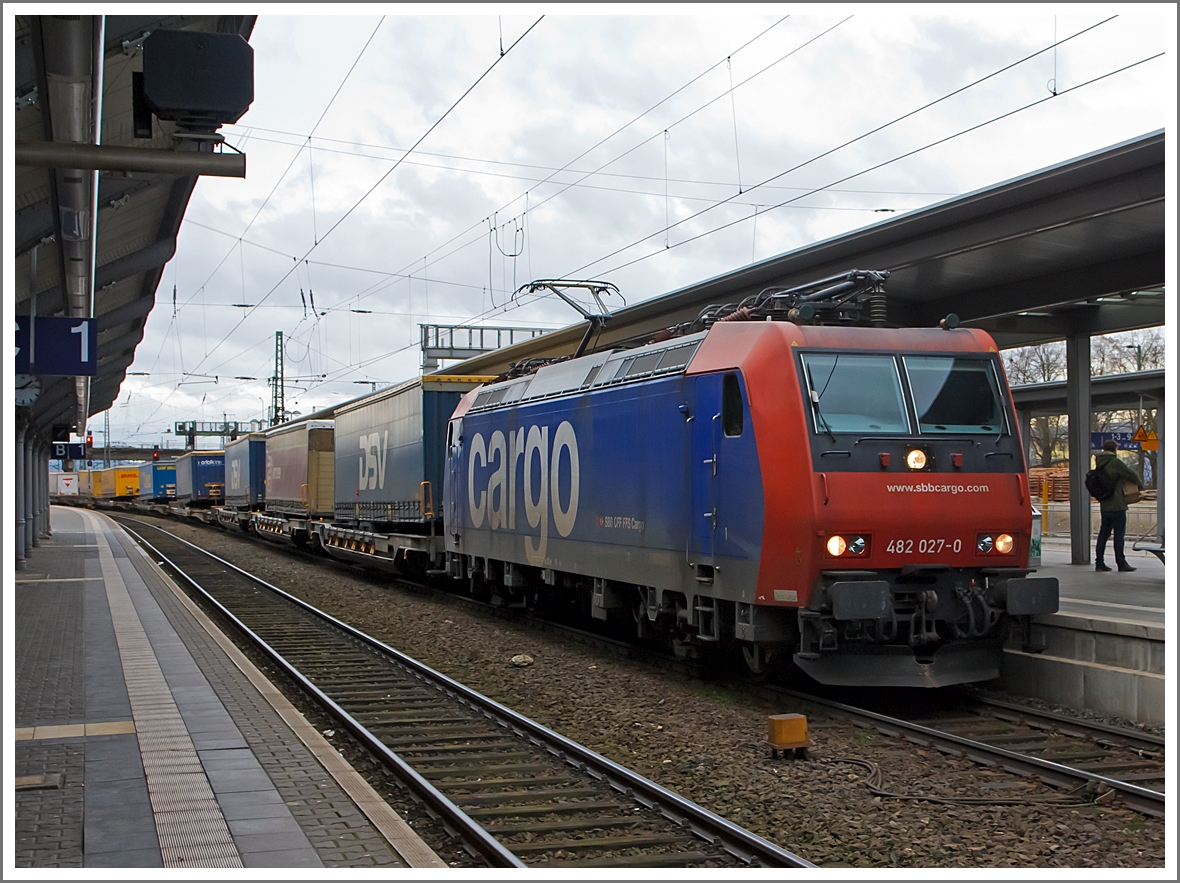 Die Re 482 027-0 (eine Bombardier TRAXX F140 AC1) der SBB Cargo mit einem HUPAC-Zug durchfährt am 15.02.2014 den Bahnhof Gießen (auf Gleis 2) in Richtung Kassel.

Die Re 482 wurde 2003 bei Bombardier in Kassel unter der Fabriknummer 33598 gebaut und als Re 482 027-0 an die SBB Cargo geliefert.
Obwohl die Baureihe Re 482 der SBB Cargo grundsätzlich von der Baureihe 185 abgeleitet ist, gibt es doch kleine Unterschiede.

Wie bei der deutschen Baureihe 185 handelt es sich bei der Re 482 um eine Zweisystemlokomotive für 15 kV, 16 2/3 Hz und 25 kV, 50 Hz. Zugelassen sind die Lokomotiven für das deutsche und Schweizer Bahnnetz.

Im Gegensatz zu den Loks der Baureihe 185, die ab Werk erst ab etwa 185 050 mit einer Leistung von 5.600 kW ausgeliefert wurden, kamen die Loks der Bauart Re 482 bereits mit der erhöhten Leistung zur SBB Cargo.

Weiterhin verfügen die Re 482 über vier Stromabnehmer, von denen jeweils zwei für die deutsche und zwei für die schweizerische Oberleitung ausgelegt sind. Im Bereich der Sicherungstechnik verfügen die Loks über die deutschen Systeme Indusi, LZB 80 und PZB 90 und die Schweizer Systeme Signum und ZUB 262. Zusätzlich sind im Lokkasten Kameras eingebaut, die Rückspiegel ersetzen sollen.


Technische Daten:
Dauerleistung:  5.600 kW
Höchstgeschwindigkeit:  140 km/h
Dienstgewicht:  84 t.
Länge:  18,90 m
Achsfolge:  Bo'Bo'
