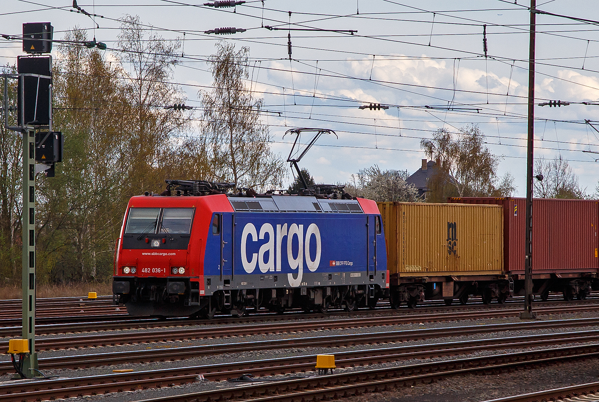 Die Re 482 036-1 (91 85 4482 036-1 CH-SBBC) der SBB Cargo fährt am 14.04.2018 mit einem Containerzug durch Friedberg (Hessen) in Richtung Norden. 

Die Bombardier TRAXX F140 AC2 (Re 482 der zweiten Bauserie) wurde 2005 von Bombardier in Kassel unter der Fabriknummer 33776 gebaut und als Re 482 036-1 an die SBB Cargo geliefert. 2020 wurde sie an die Nordic Re-finance AB (Schweden) verkauft.

Obwohl die Baureihe Re 482 der SBB Cargo grundsätzlich von der Baureihe 185 abgeleitet ist, gibt es doch kleine Unterschiede. Wie bei der deutschen Baureihe 185 handelt es sich bei der Re 482 um eine Zweisystemlokomotive für 15 kV, 16 2/3 Hz und 25 kV, 50 Hz. Zugelassen sind die Lokomotiven für das deutsche, österreichische und Schweizer Bahnnetz. Im Gegensatz zu den Loks der Baureihe 185, die ab Werk erst ab etwa 185 050 mit einer Leistung von 5.600 kW ausgeliefert wurden, kamen die Loks der Bauart Re 482 bereits mit der erhöhten Leistung zur SBB Cargo.

Weiterhin verfügen die Re 482 über vier Stromabnehmer, von denen jeweils zwei für die deutsche und zwei für die schweizerische Oberleitung ausgelegt sind. Im Bereich der Sicherungstechnik verfügen die Loks über die deutschen Systeme Indusi, LZB 80 und PZB 90 und die Schweizer Systeme Signum und ZUB 262. Zusätzlich sind im Lokkasten Kameras eingebaut, die Rückspiegel ersetzen sollen.

Mit der zweiten Bauserie der Re 482, die ab 482 035 (wie hier) gab es einige Veränderungen an der Lok. Zudem sind diese nun TRAXX F140 AC2. Der gesamte Lokkasten wurde neu gestaltet und auf sein Crashverhalten optimiert. Ebenso erhielten die Fahrzeuge nun neue Puffer, die wiederum mit dämpfenden Elementen verschraubt sind.

Auf Anhieb sichtbar sind die Unterschiede zwischen der ersten und der zweiten Baureihe: Bei der zweiten Bauserie (TRAXX F140 AC2) ist der Übergang zwischen der Dach- und der Stirnfläche wesentlich stärker geknickt als vorher. Weiterhin sind die bisher auf verschiedenen Ebenen angebrachten Griffstangen an der Lokfront bei der zweiten Baureihe nun auf gleiche Höhe direkt unter die Führerstandsfenster gerückt. Unter den Stirnfenstern befindet sich nun eine Klappe, in der die Klimageräte für den Führerstand untergebracht sind.

TECHNISCHE DATEN:
Spurweite: 1.435 mm (Normalspur)
Achsfolge: Bo'Bo'
Dienstgewicht: 85 t
Länge über Puffer: 18.900 mm
Drehzapfenabstand: 10.440
Dauerleistung: 5.600 kW
Höchstgeschwindigkeit: 140 km/h
Fahrleitungsspannung:15000 V, 16.7 Hz ~
Zulassungen: CH / D (Zweite Serie teilweise auch A)
