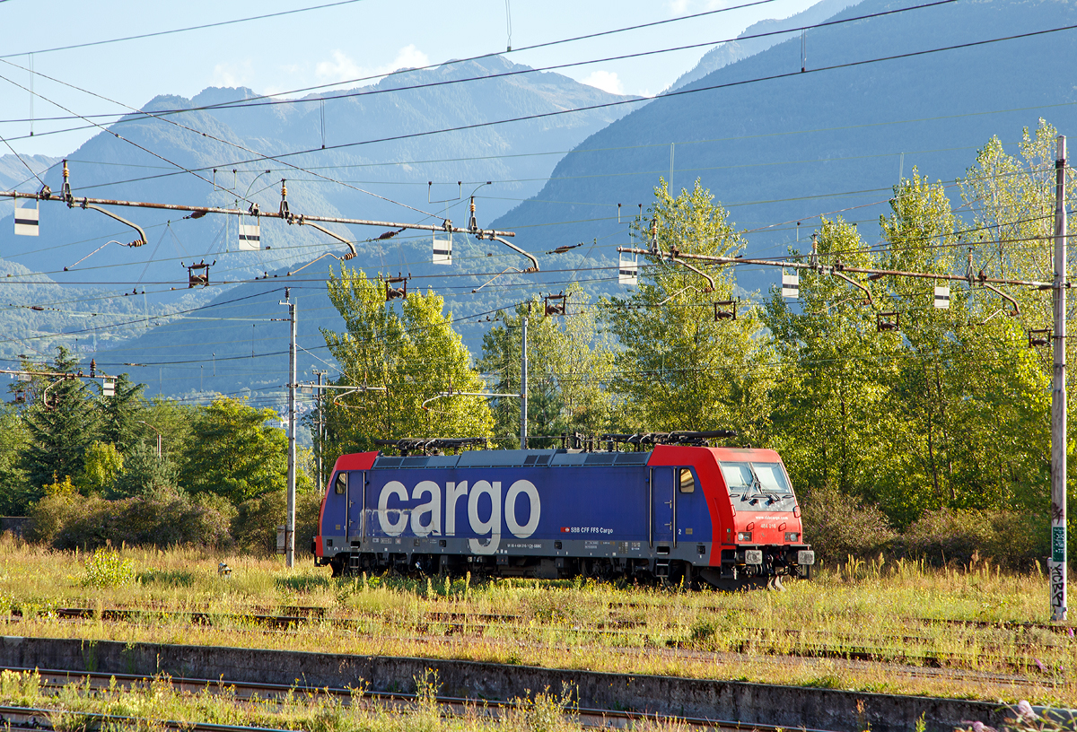 
Die Re 484 016 der SBB Cargo AG (91 85 4484 016-1 CH-SBBC), ex Cisalpino AG E 484.016 SR, sonnt sich am 16.09.2017 in Domodossola.