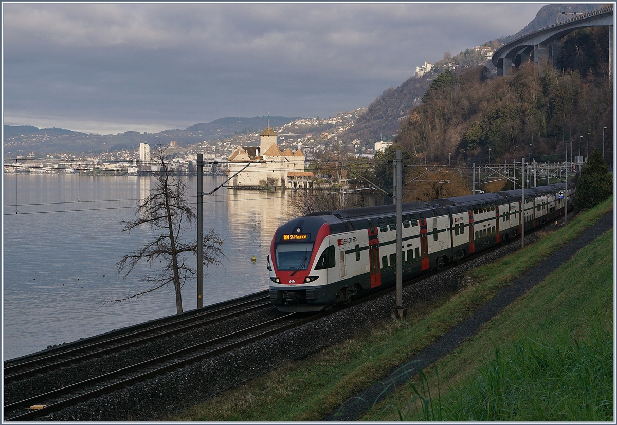 Die RE Geneve-Vevey verkehren seit dem Fahrplanwechsel nicht nur bis Annemasse* (statt Genève) sondern in der Gegenrichtung stündlich auch bis St-Maurice, auch wenn Jahres- und Tageszeitlich ab Montreux nicht systematisch die gleichen Haltestellen bedient werden. Im Bild der SBB RABe 511 020 als RE 18421 von Genève nach St-Maurice auf dem noch schattigen Streckenabschnitt beim Château de Chillon.

*SNCF Streickbedingt z.Z nur bis und ab Genève

4. Januar 2020