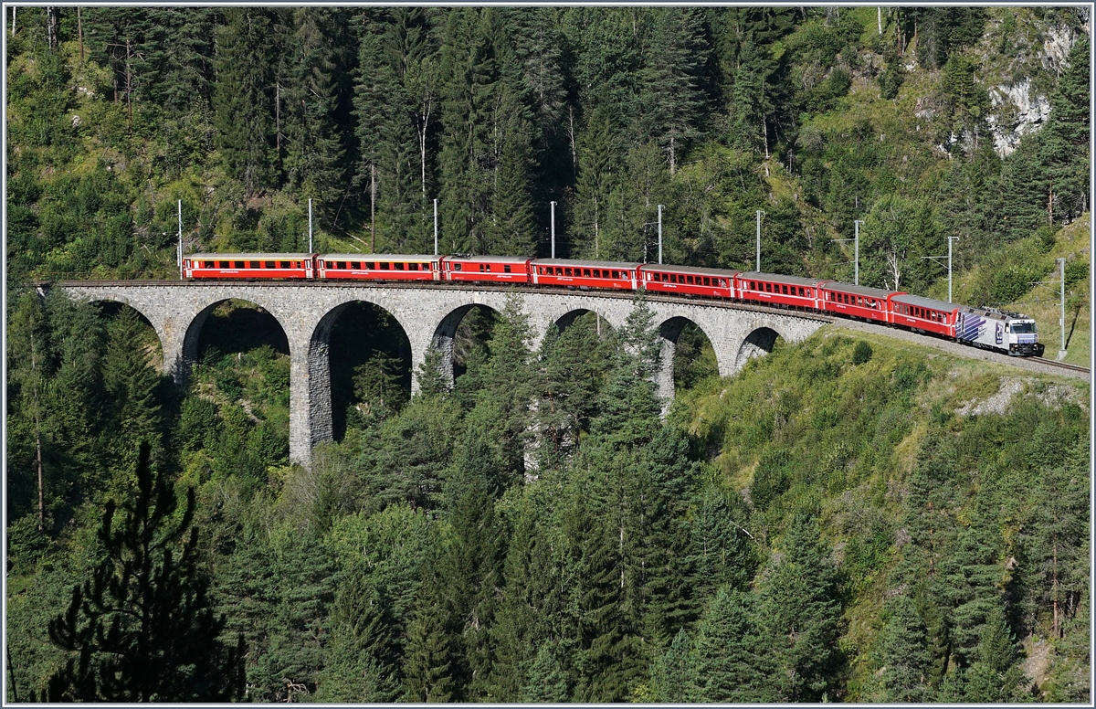 Die RhB Ge 4/4 III 649  20 minuten  mit ihrem RE 1125 auf dem Schmittentobel-Viadukt kurz vor Filisur.
12. Sept. 2016