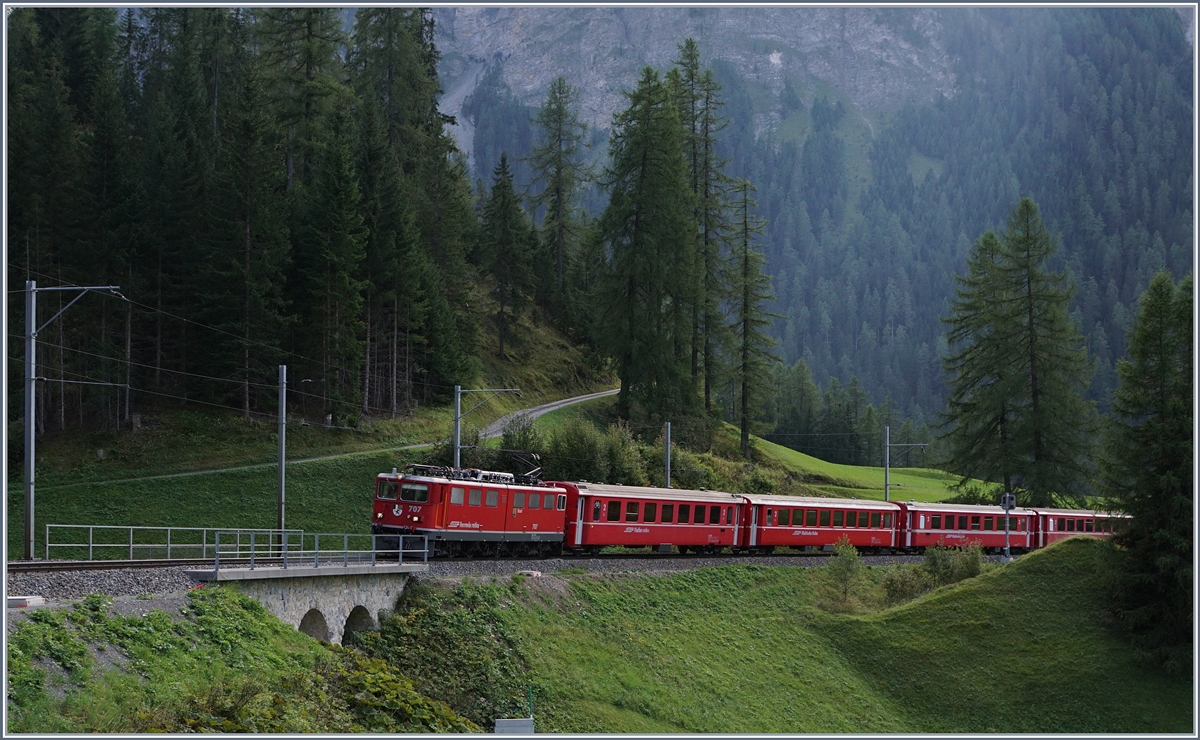 Die RhB Ge 6/6 II 707 hat mit einem Albulaschnellzug die mittler Stufe bei Bergün in Angriff genommen.
14. Sept. 2016