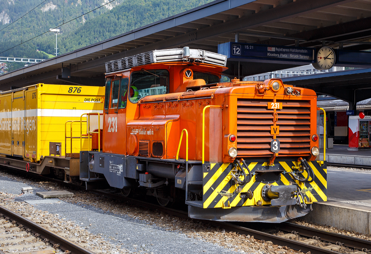 Die RhB Gm 3/3 - 231 setzt am 12.09.2017 im Bahnhof Chur einen Postg�terwagen an den gerade eingefahrenen RegioExpress nach Scuol-Tarasp, so wir dieser zum Gmp.

Die Gm 3/3 ist eine dreiachsige dieselelektrische Rangierlokomotive der Rh�tischen Bahn (RhB). F�r die RhB wurden drei Maschinen von der franz�sischen Firma Moyse gebaut und zwischen 1975 und 1976, mit den Betriebsnummern 231 bis 233, in Betrieb genommen. 

Gem�� der urspr�nglichen Idee sollte der Hersteller, die franz�sische Firma Moyse, die meisten Baugruppen aus der Serienproduktion eines franz�sischen Loktyps �bernehmen. Die vielen Sonderw�nsche der RhB (MTU-Dieselmotor, Vakuumbremse, Vielfachsteuerung, F�hrerstandseinrichtung nach RhB-Norm) erzwangen jedoch umfangreiche �nderungen und verz�gerten die Lieferung der Anfang 1974 bestellten Fahrzeuge erheblich.

Die Stundenleistung der maximal 55 km/h schnellen, 34 t schweren Lokomotiven betr�gt 220 kW. Mittels eines dem Gleichstrom-Fahrmotor nachgeschalteten Getriebe kann zwischen Rangier- und Streckengang gewechselt werden.

Die urspr�nglich rotbraun, seit Anfang der 1990er Jahre verkehrsorange lackierten Gm 3/3 verrichten planm��ig den schweren Rangierdienst auf den Bahnh�fen Landquart, Chur und Untervaz. Dank ihrer hohen Anfahrzugkraft (im Rangiergang 153 kN) und der m�glichen Doppeltraktion eignen sich die robusten Fahrzeuge auch f�r den schweren Bauzugdienst. Schneer�umfahrten, gemeinsam mit der kleinen Schneeschleuder Xrotm 9216 oder der grossen Xrotmt 9217, geh�ren ebenfalls zum Einsatzprogramm.

TECHNISCHE DATEN:
Spurweite:  1.000 mm
Achsformel: C
L�nge �ber Puffer: 7.960 mm
Breite: 2.700 mm
Dienstgewicht: 34 t
H�chstgeschwindigkeit:  55 km/h
Dauerleistung:  386 kW (Dieselmotor) / 220 kW (am Rad)
Anfahrzugkraft:  153 kN (Rangiergang) / 61 kN (Streckengang)
Stundenzugkraft:  83.4 kN (Rangiergang) / 34.3 (Streckengang)
Treibraddurchmesser:  920 mm
Motor:  MTU 6-Zylinder-Dieselmotor 6V 33 1 TC10
Leistungs�bertragung:  Diesel-Elektrisch

Was Aktuelles (2021):
Seit dem 10.April 2021 sind die drei RhB Rangierloks Gm 3/3 231-233 bei der Dampfbahn Furka-Bergstrecke. Eine Lok ersetzt die revisionsf�llige Gm 4/4 71  Elch  (ex MGB), die beiden anderen Loks werden als Ersatzteilspender dienen.
Siehe auch:
http://www.furka-rhein-main.de/index.php/17-aktuell/73-neues-rollmaterial
