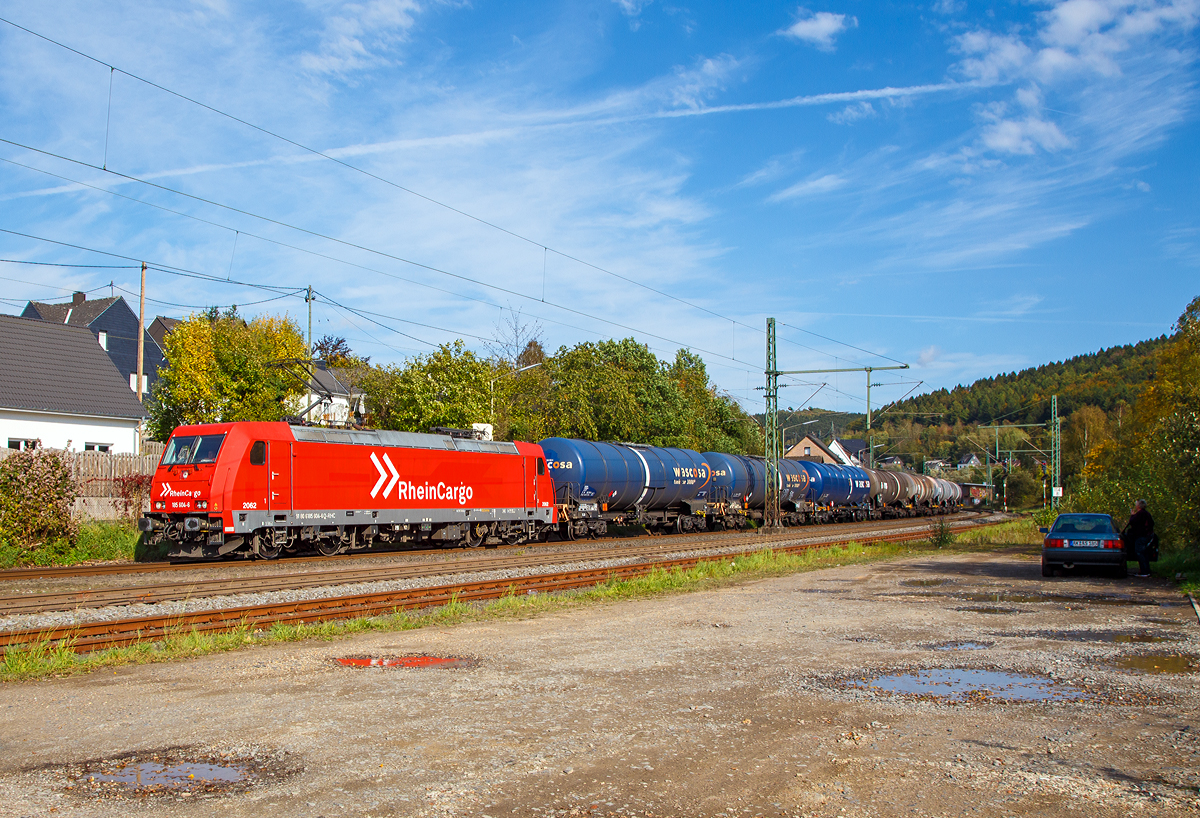 
Die RHC 2062 bzw. 185 604-6 (91 80 6185 604-6 D-RHC) der RheinCargo GmbH & Co. KG, ex HGK 2062 (91 80 6185 582-4 D-HGK) fährt am 12.10.2019 mit einem Kesselwagenzug (laut Gefahrentafeln mit Heizöl oder Dieselkraftstoff beladen) durch Mudersbach/Sieg) in Richtung Köln.

Die TRAXX F140 AC2 wurde 2008 von Bombardier in Kassel unter der Fabriknummer 34194 gebaut. Eigentlicher Eigentümer ist  die Alpha Trains Belgium NV/SA.