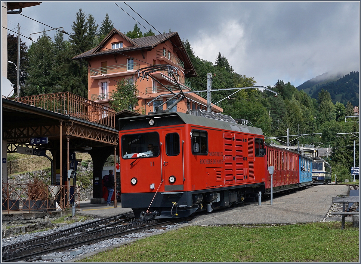 Die Rochers de Naye Hem 2/2 N° 11 verlässt mit ihrem Belle Epoque Zug Caux Richtung Montreux.
3. Sept. 2017