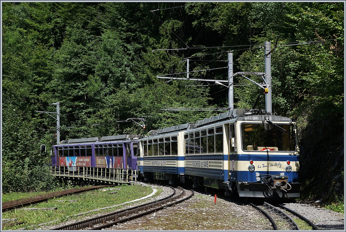 Die Rochers de Naye Triebwagen Bhe 4/8 N° 302 und 304  La Tour de Peilz  verlassen Le Trembles Richtung Rochers de Naye.
14. August 2017