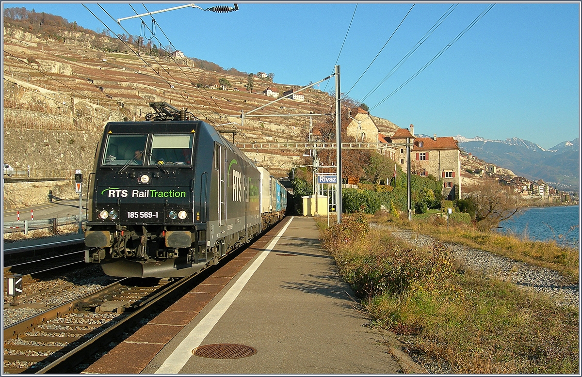 Die RTS 185 569-1 f�hrt mit ihrem Rexwal G�terzug durch Rivaz.
27. Nov. 2007
