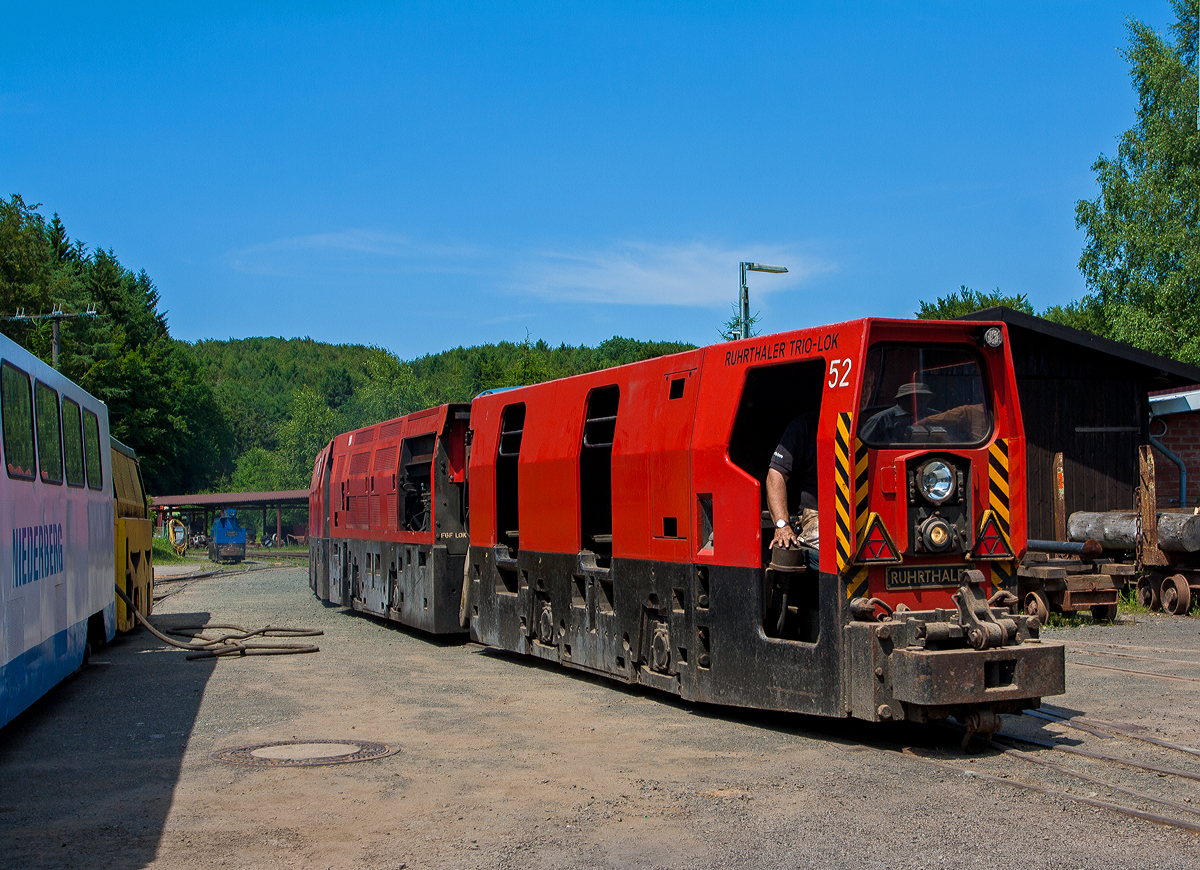 Die Ruhrthaler G160 Trio Grubenlokomotive Lok 49 der FGF (Feld- und Grubenbahnmuseum Fortuna, Solms), ex Lok 52 Bergwerk Niederberg (Neukirchen-Vluyn), am 07.07.2013 beim Fahrtag der FGF in Solms-Oberbiel.

Bei dieser modernen Maschine handelt es sich um die größte und schwerste deutsche Grubenlok, die je für die Spurweite 600 mm gebaut wurde. Die dreiteilige Hauptstreckenlokomotive wurde speziell für die Kohleförderung des Bergwerks Niederberg entwickelt und 1992-96 in insgesamt 8 Exemplaren produziert.

Die Anforderung des Bergwerks, 60-Wagen-Züge von 554 Tonnen Gewicht auf einer neun Kilometer langen Untertagestrecke zu ziehen und auf 80 Metern abzubremsen, ließ sich mit den bis dahin eingesetzten Doppel-Loks nicht erfüllen. Deshalb verfügt die Trio-Lok außer einem Motorwagen (Mitte) und dem nicht angetriebenen Bremswagen über einen zweiten angetriebenen Bremswagen. Beide Bremswagen sind mit einem geräumigen Führerhaus und zusätzlichen Sitzgelegenheiten für Personentransport (insgesamt 12) ausgerüstet. 

Im Unterschied zu den anderen Grubenlokomotiven des FGF ist diese Maschine mit viel Elektronik und hydraulischen Komponenten ausgestattet: So verfügt sie über ein Anti-Blockier-System (ABS), ein System gegen das Durchdrehen der Räder, einen Sicherheits-Fahrschalter wie bei Normalspurlokomotiven, klimatisierte Führerhäuser und hydraulisch ausschwenkbare Arme zum Rangieren eines Wagenzuges auf dem Parallelgleis. 

Der Motor wird normalerweise als Hilfsmotor auf Großschiffen verwendet und leistet 540 PS. Um die Abgaswerte im Grubenbetrieb zu optimieren, wurde er für den Einsatz in der Trio-Lok auf 181 PS gedrosselt.
Nachdem das Bergwerk Niederberg im Jahre 2002 stillgelegt wurde, gelang es dem FGF, eine der Maschinen zu bekommen und damit für die Nachwelt zu erhalten. Im Oktober 2002 gelang es mit Hilfe von zwei Spezialisten, die Maschine in Betrieb zu nehmen. Die Trio-Lok verkörpert den Höhepunkt des über 100-jährigen deutschen Grubenlokbaus.


TECHNISCHE DATEN:
Hersteller / Type:  Ruhrthaler  G 160 Trio (ex G150H-H/2)
Fabriknummer:  3894
Baujahr:  1969 als G 150 H, umbau zur G 160 Trio 1996
Spurweite: 600 mm
Achsformel: 2+B+B
Motor:  6 Zylindern KHD Dieselmotor vom Typ A6M816
Leistung: 133 kW (von 540 auf 181 PS gedrosselt)
Dienstgewicht:  54,0 t
Länge über Puffer:  18.000 mm
Achsstand:  1.850 mm
Zugkraft: 6.000 kg (60 kN)
Max. Zuglänge bei 5 m³-Wagen: 60 mit Kohle, 40 mit Berg (Abraum) oder 60 leere Wagen
Geschwindigkeit:  14,4 km/h
Zustand:  betriebsfähig 