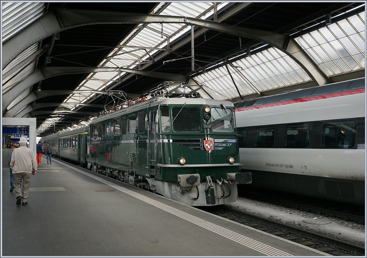 Die SBB Ae 6/6 11407 AARAU des Verein Mikado 1244 erreicht mit ihren Kurswagen von Schaffhusen den Hauptbahnhof von Zürich. Bei diesem Bild fasziniert mich, wie unbeachtet von den Passanten der Zug einfährt.
24. Juni 2018