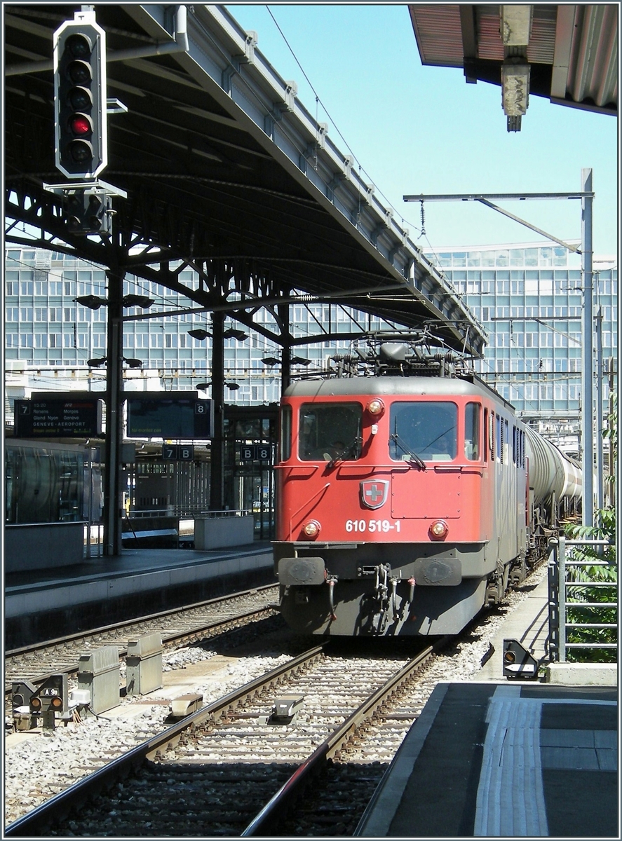 Die SBB Ae 6/6 11519 (Ae 610 519-1) erreicht mit einem Güterzug Lausanne. 

20. August 2008 