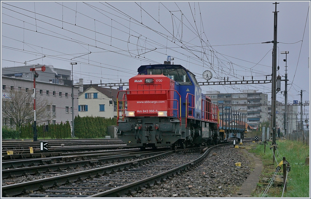 Die SBB Cargo Am 843 068-8 rangiert im Rangierbahnof Biel. 

5. April 2019