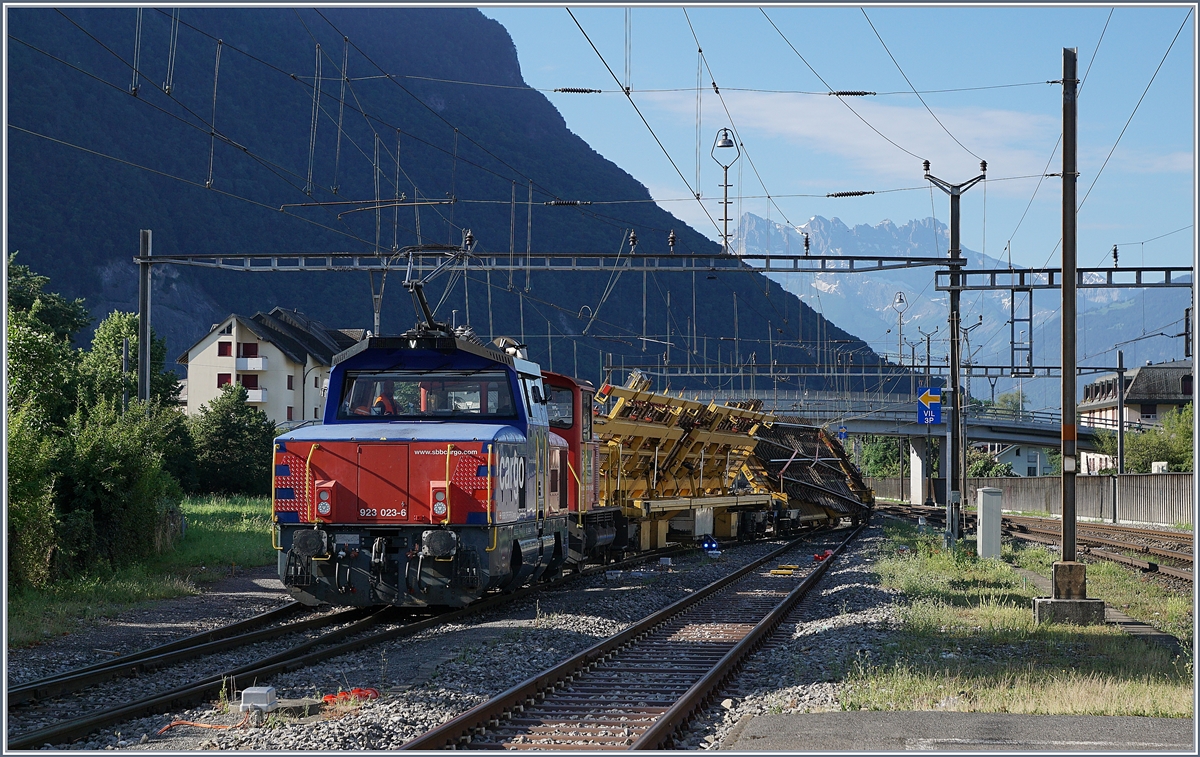 Die SBB Cargo Eem  923 023-6 rangiert in Villeneuve mit Weichen beladene Wagen.

1. Juli 2019