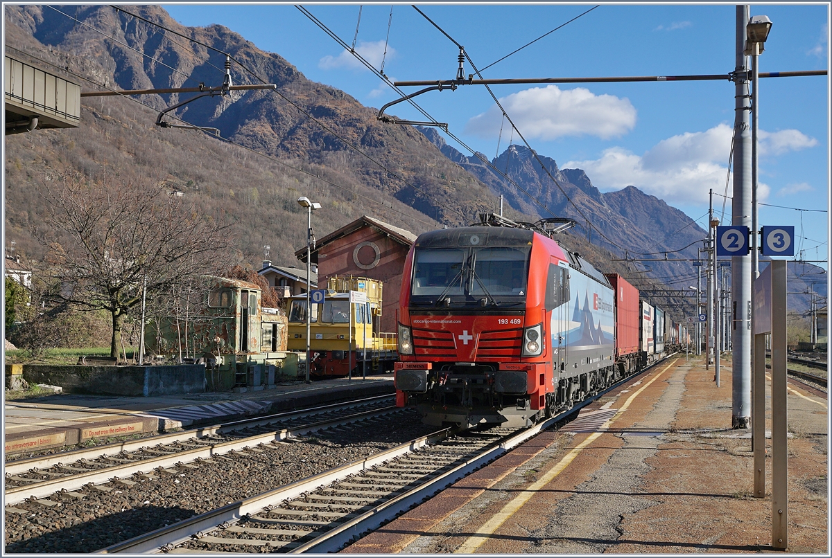 Die SBB Cargo International Re 193 469 Simplon mit einem Güterzug Richtung Norden in Premosello Chiovanda.

4. Dez. 2018