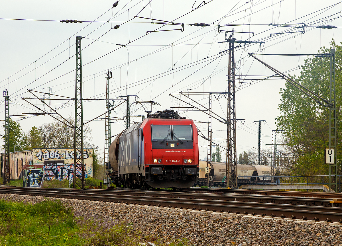 Die SBB Cargo Re 482 041-1 (91 85 4482 041-1 CH-SBBC) kommt, am 06.05.2017 mit einem Getriedesilozug, aus Richtung Stendal und biegt nun in Magdeburg in Richtung Berlin ab. 

Die TRAXX F140 AC2 wurde 2006 von Bombardier in Kassel unter der Fabriknummer 34100 gebaut, z.Z. ist sie an die HSL Logistik GmbH (Hamburg) vermietet. 

Nochmals einen netten Gru� an den freundlichen Lokf�hrer zur�ck.

Aktuell ist die Lok seit 2020 an die Nordic Re-finance AB (Schweden) verkauft.
