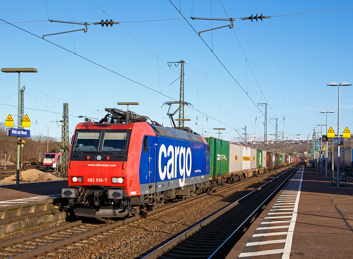 
Die SBB Cargo Re 482 019-7 (91 85 4482 019-7 CH-SBBC) zieht am 29.12.2017 einen langen Containerzug durch den Bf Weil am Rhein in Richtung Schweiz. 

Die TRAXX F140 AC1 wurde 2003 von Bombardier in Kassel unter der Fabriknummer   33572 gebaut.