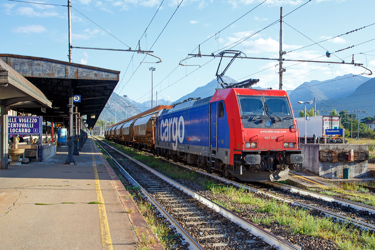 Die SBB Cargo Re 484 003 / E 484.003 SR (91 85 4484 003-9 CH-SBBC, ex 91 83 2484 003-5 I-SBBC) steht am 16.09.2017 mit einem ChemOil Sch�ttgutwagenzug im Bf. Domodossola. 

Die TRAXX F140 MS2 wurde 2004 von Bombardierin Kassel unter der Fabriknummer 34001 gebaut, sie hat die Zulassungen f�r Schweiz und Italien.

Die Re 484 ist eine Weiterentwicklung der TRAXX-Baureihe F140 AC1 (DB BR 185, SBB Re 482, u. a.), gegen�ber welcher sie als augenf�lligste �nderung einen �berarbeiteten Lokkasten besitzt. Die �nderung erfolgte, um den neuen, strengeren Sicherheitsnormen bez�glich Crashfestigkeit zu gen�gen. Sie ist am einfachsten an der Lokfront zu erkennen, welche im Bereich der unteren Signalleuchten gerade nach unten verl�uft und nicht eingezogen ist wie bei der ersten Serie der BR 185. Au�erdem ist unterhalb der Stirnfenster eine Klappe f�r den Ausbau der Klimaanlage angebracht und die Anzahl der Griffstangen im Frontbereich erh�ht worden. Die Lokomotive erhielt auch eine neue wassergek�hlte IGBT Umrichteranlage.

TECHNISCHE DATEN:
Spurweite:  1.435 mm (Normalspur)
Achsfolge:  Bo'Bo'
Gebaute St�ckzahl:  21
Umgrenzungsprofil: UIC 505-1
L�nge �ber Puffer: 18.900 mm
Virtueller Drehgestellmittenabstand: 10.440 mm
Radsatzabstand im Drehgestell: 2.600 mm
H�he:  4.283 mm
Breite: 2.977 mm
Dienstgewicht: 85,4 t
Radsatzlast: 21.5 t
H�chstgeschwindigkeit: 140 km/h
Stundenleistung: 5.600 kW
Anfahrzugkraft: 300 kN
Max. elektrische Bremskraft:  240 kN 
Leistung elektrische Bremse:  5.6 MW (bei AC) / 2.6 MW (bei DC)
Treibraddurchmesser:  1.250 mm (neu)/ 1.170 mm (abgenutzt)
Motorentyp:  Drehstrom-Asynchronmotoren
Stromrichter:  2 x MITRAC TC 3300
Anzahl der Fahrmotoren:  4
Antrieb: Tatzlagerantrieb
Stromsystem: 15 kV 16,7 Hz Wechselstrom (AC) und 3 kV Gleichstrom (25 kV 50 Hz AC und 1,5 kV DC w�ren aber auch m�glich)
Anh�ngelasten: bis 6 Promille 1.950 t, bis 12 Promille 1.620 t und bis 26 Promille 700 t 
F�rdervolumen des Kompressors: 2.400 l/min
Hauptluftbeh�ltervolumen: 800 l
Besonderheiten: Automatische Feuerl�schanlage, R�ckseheinrichtung (Videokameras)