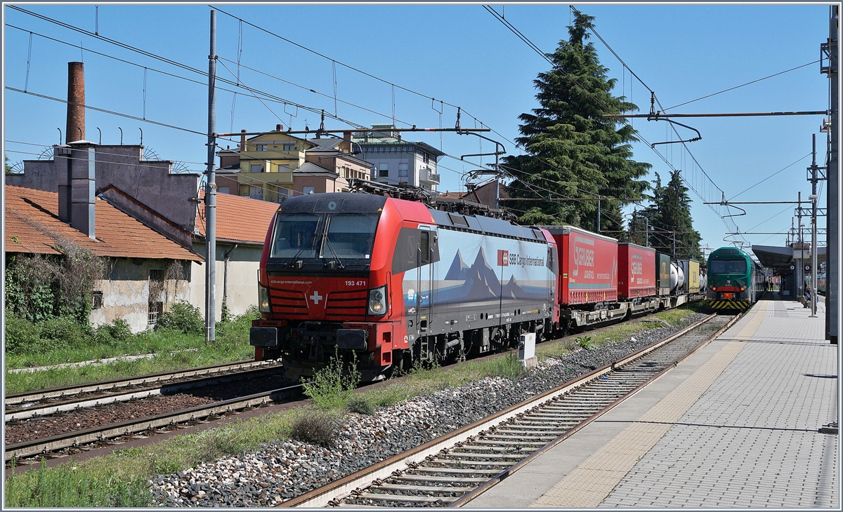 Die SBB International  Re 475 471  Karlsruhe  (UIC 91 806193 471-0 D-SIEAG) mit einem langen Güterzug in Gallarate. 

27. April 2019 