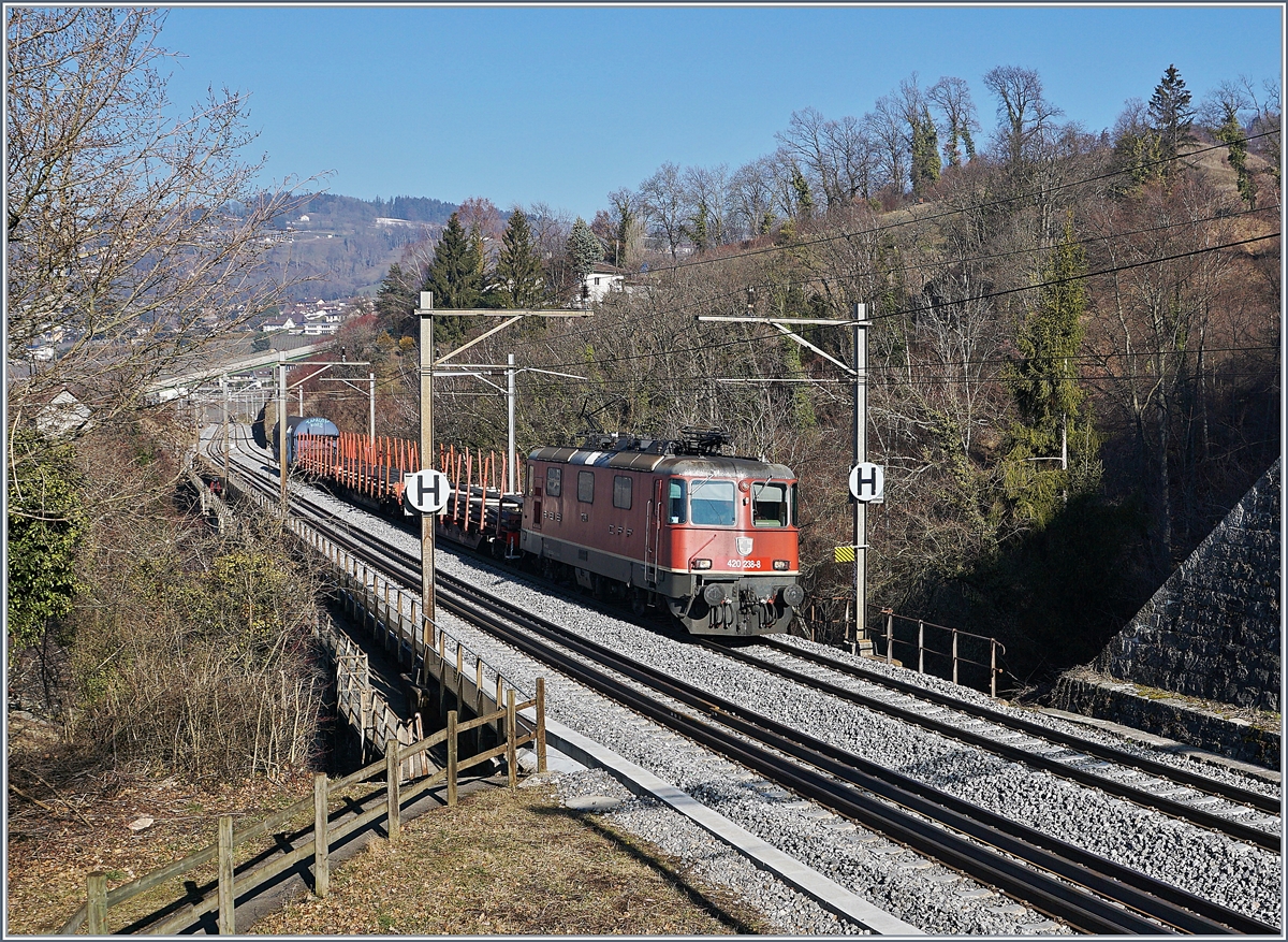 Die SBB Re 420 238-8 ist mit einem kurzen Güterzug bei Bossière Richtung Puidoux unterwegs.

15. Feb. 2019