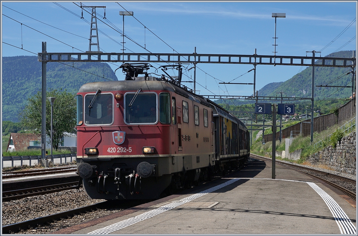 Die SBB Re 420 292-5 mit einem Güterzug bei der Duchrfahrt in Auvernier. 
16. Mai 2017