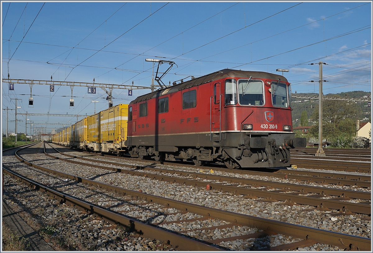 Die SBB Re 430 350-9 verl�sst mit einem Postzug den Rangierbahnhof Biel. Die Re 4/4 III 11350 ist die einzige Re 4/4 III mit nur einem Stromabnehmer und den eckigen Puffer-Teller. 

24. April 2019
