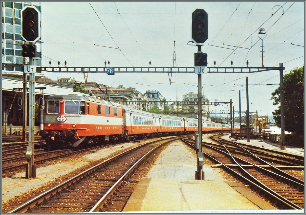Die SBB Re 4/4 II 11106 erreicht mit einem  Swiss-Express  IC (bis Fahrplanwechsel 1982  Städteschnelzug genannt) Lausanne.
24. Mai 1984