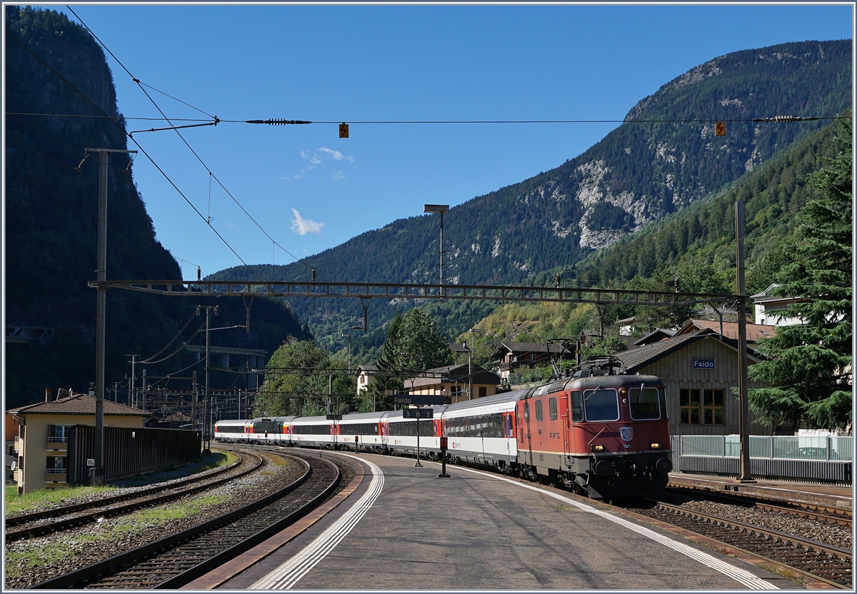 Die SBB Re 4/4 II 11255 erreicht mit ihrem Gotthard IR nach Locarno den Bahnhof von Faido.
6. Sept. 2016