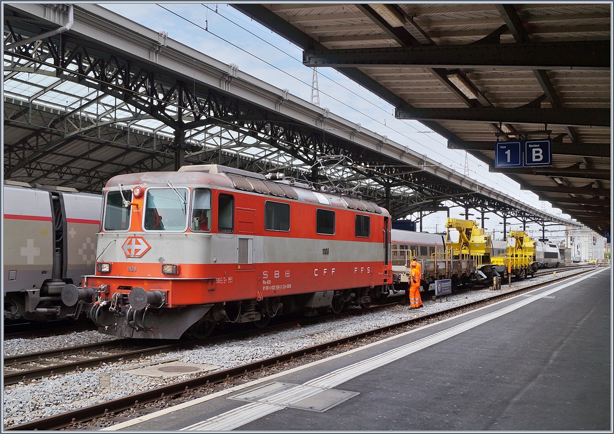 Die SBB Re 4/4 II 11108 (UIC 91 85 4 420 108-3 CH-SBB) ist mit einem kurzen Bauzug in Lausanne eingetroffen.
7. Juni 2018