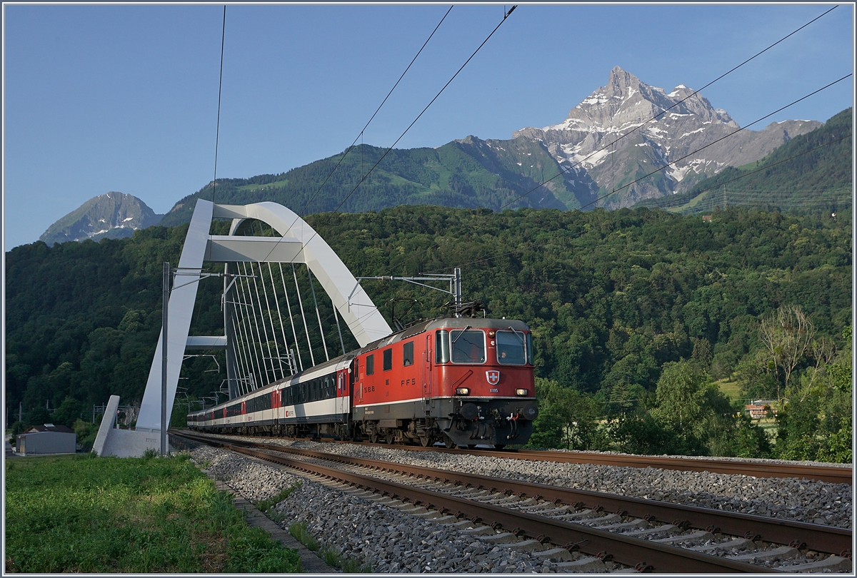 Die SBB Re 4/4 II 11195 mit ihrem 1908 auf der Fahrt nach Genève überquert zwischen St-Maurice und Bex die Rhone Brücke. 


25. Juni 2019