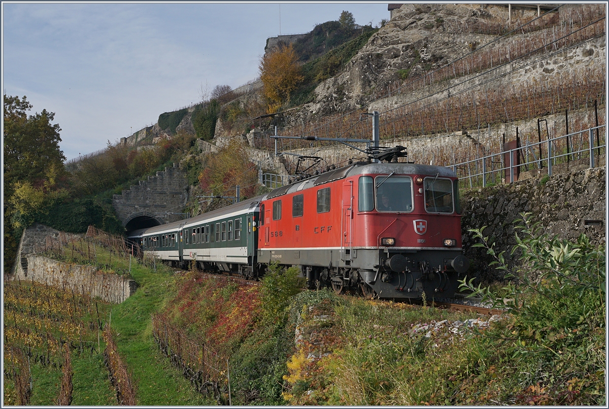 Die SBB Re 4/4 II 11198 mit eine Fussball Fan Extrazug von Bern nach Sion auf der  Trains des Vignes  Strecke zwischen Chexbres Village und Vevey. 

24. Nov. 2019