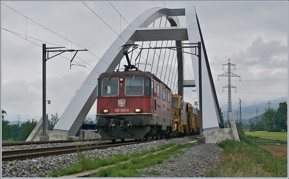Die SBB Re 4/4 II 11243 (Re 420 243-4) fährt mit einen Güterzug zwischen Bex und St-Maurice über die neue Massogex-Brücke und somit auch über die Kantonsgrenze Waadt/Wallis. 

14. Mai 2020