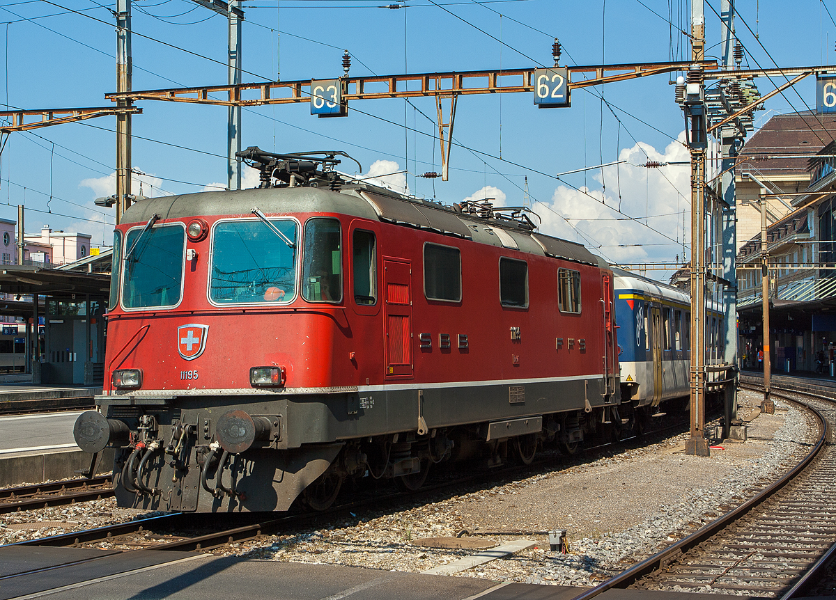 Die SBB Re 4/4 II – 11195 / Re 420 195 (91 85 4 420 195-0 CH-SBB) mit einem IR am 29.05.2012 im Bahnhof Lausanne. An diesem Tag war die Lok defekt und mit dem IR leigengeblieben, daher wurde sie mit dem Zug von dem Lösch- und Rettungszug (LRZ)  Lausanne   wieder in den Bahnhof Lausanne zurückgeschleppt. Bei der SBB sind nur wenige Dieselloks vorhanden, so greift auf den LRZ zurück und dieser wird so auch mal bewegt.

Bis 2006 gehörte die Re 4/4 11195 zu den sechs Lindau-Lokomotiven. Um die Schnellzüge und später EC Zürich - München ohne Lokwechsel bis Lindau befördern zu können, wurden diese sechs Lokomotiven mit einer breiten Stromabnehmerpalette nach der DB -Norm ausgestattet. Damit diese in der Schweiz nicht ins Lichtraumprofil ragt, musste ein Stromabnehmer mit Kettenantrieb, der sich besonders tief absenken lässt, verwendet werden. Nachdem die mit Indusi ausgerüsteten Re 421 von SBB Cargo die Traktion der EC-Züge übernommen haben, wurden die sechs Re 4/4 II bis 2006 normalisiert. 
