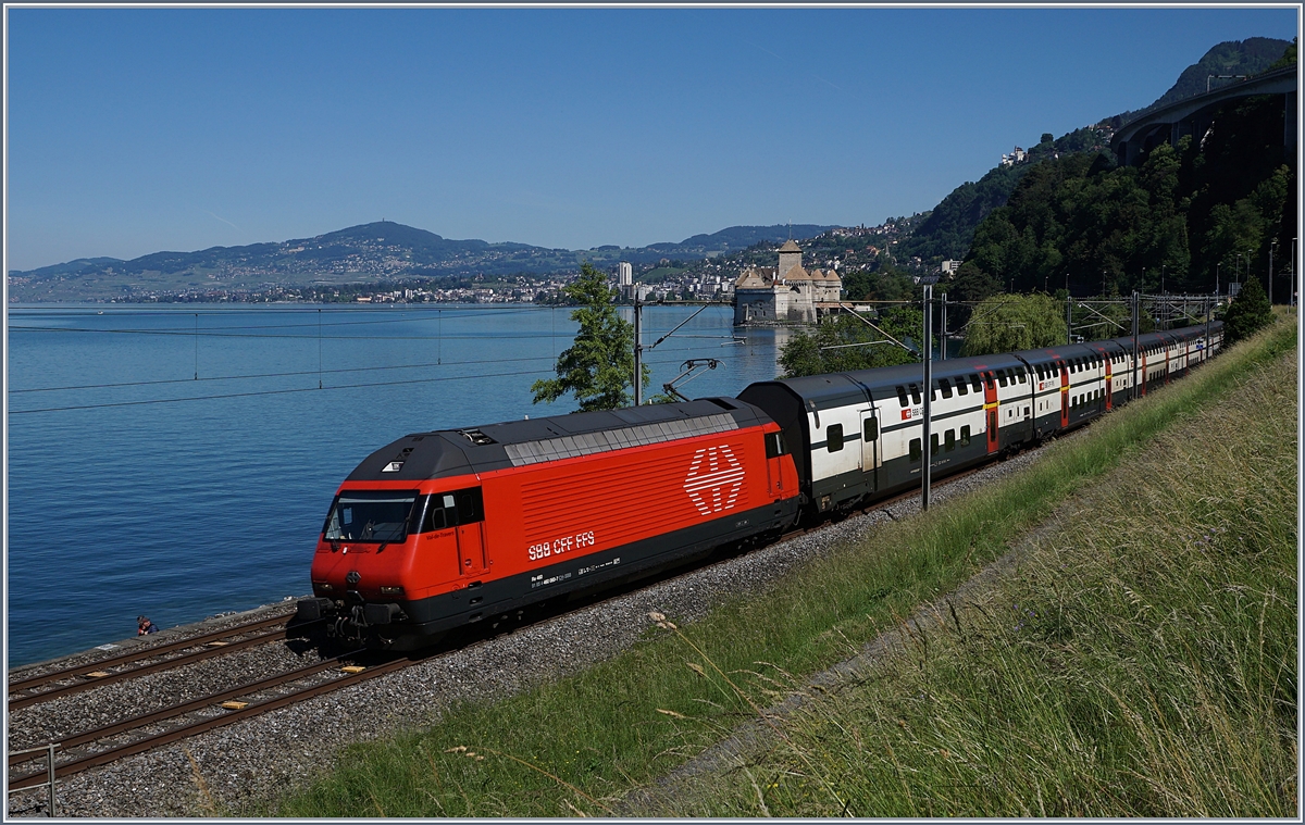 Die SBB Re 460 060-7  Val-de-Travers  (UIC 91 85 4 460 060-7 CH-SBB) ist mit dem IR 1715 bestehend aus einer IC 2000 Garnitur vor dem Hintergrund des Château de Chillon auf dem Weg nach Brig. 

21. Mai 2020