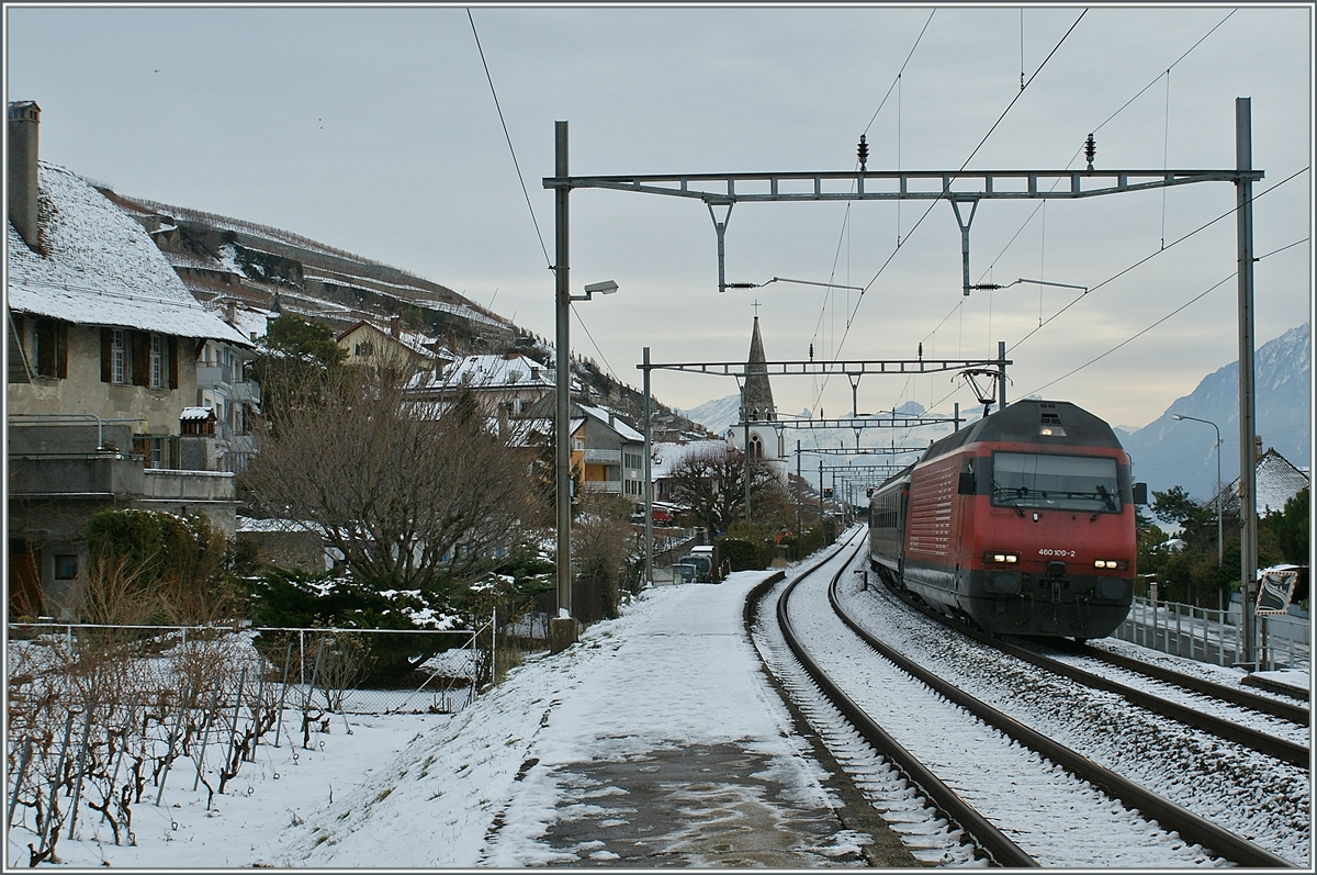 Die SBB Re 460 100-2 mit einem IR Richtung Lausanne bei der Durchfahrt in Villette VD.
27. Dez. 2010