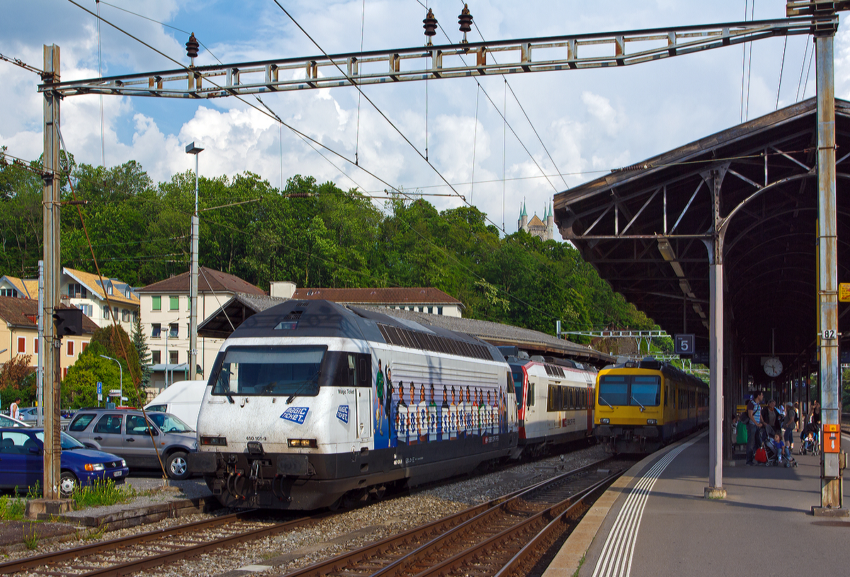 
Die SBB Re 460 101- 9 Magic Ticket muss am 25.05.2012 im Bahnhof Vevey einen RBDe 560 DOMINO abschleppen. 

Rechts auf Gleis 5 steht der  Train des Vignes   (SBB RBDe 560 131-5 mit Steuerwagen Bt 50 85 29-35 931-9), in dieser Zugskomposition und Lackierung hier schon kurz vor seinem aus.