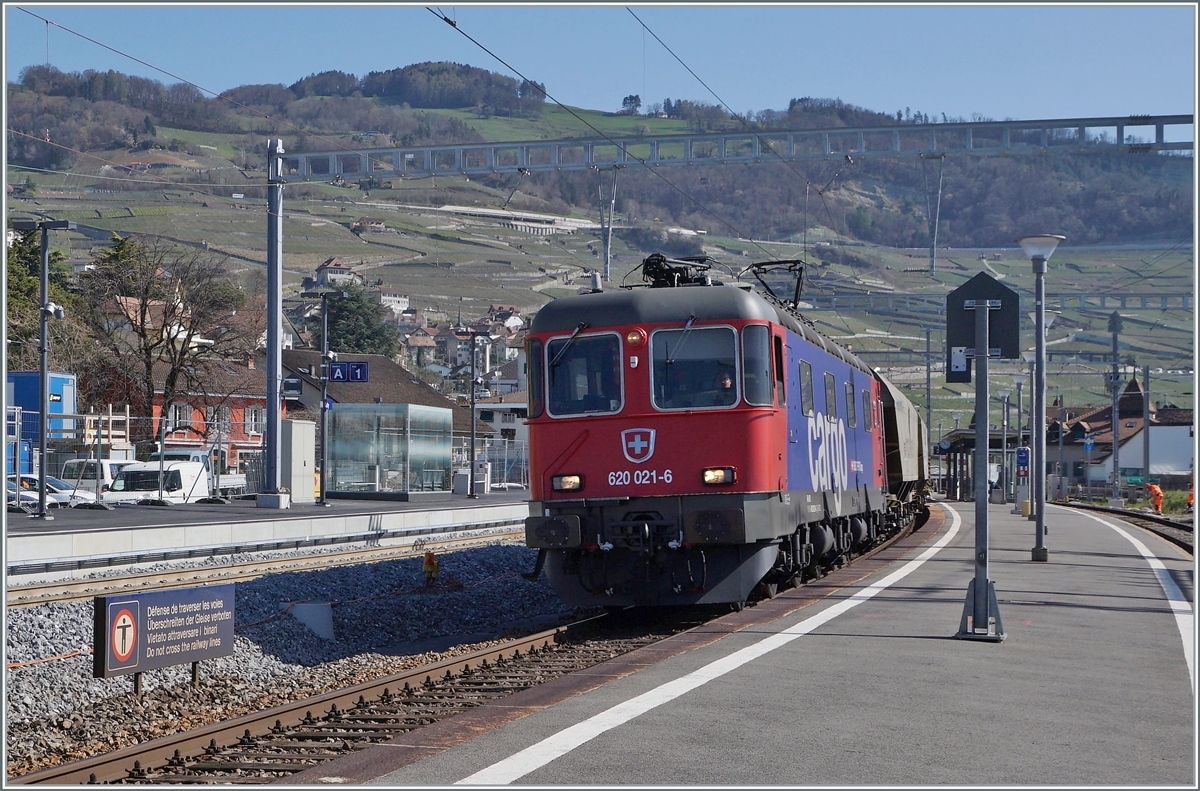 Die SBB Re 6/6 11621 (Re 620 021-6)  Taverne Toricella  ist mit dem leeren Spaghetti Zug auf dem Weg in Richtung Vallorbe und passiert gerade den im Umbau befindlichen Bahnhof von Cully. Das Gleis 1 ist diesem Tag wieder in Betrieb, doch das Gleis 3 rechts im Bild wird kurze Zeit nach dieser Aufnahme entfernt werden.

1. April 2021