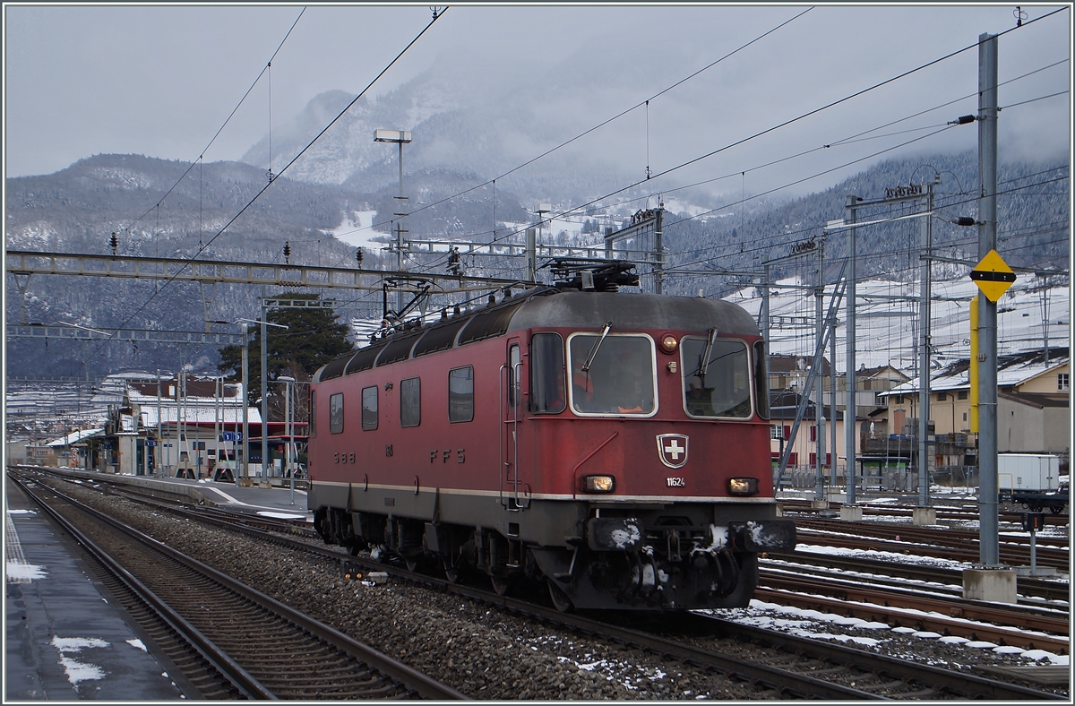 Die SBB Re 6/6 11624 bei der Durchfahrt in Aigle. 
2. Februar 2015