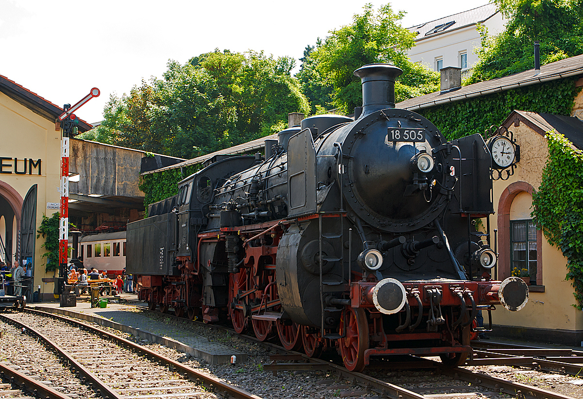 Die Schnellzug-Dampflokomotive 18 505 der Deutsche Gesellschaft für Eisenbahngeschichte (DGEG),  ex DB 018 505-8 (DB), ex DB 18 505, ex DRG 18 505, ex KBayStB S 3/6  3706 , am 31.05.2014 ausgestellt im Eisenbahnmuseum Neustadt a d. Weinstraße.

Die Dampflokomotiven der Gattung S 3/6 der Königlich Bayerischen Staatsbahn (Baureihe 18.4-5 der Deutschen Reichsbahn und der DB) waren Schnellzuglokomotiven mit der Achsfolge 2'C1' (Pacific). Diese BR fuhren u.a. den berühmten RHEINGOLD - EXPRESS.

Diese Lokomotiven sind unter den Länderbahnlokomotiven insofern bemerkenswert, als sie über einen Zeitraum von fast 25 Jahren beschafft worden sind, auch noch zu Zeiten der Deutschen Reichsbahn. Insgesamt wurden 159 Exemplare hergestellt, mehr als von allen anderen Länderbahn-Pacifics zusammengenommen. 89 der Lokomotiven (Serie a bis i) wurden von der Bayerischen Staatsbahn beschafft und 70 (Serie k bis o) von der Deutschen Reichsbahn.

Die von der Firma Maffei in München entwickelte S 3/6 war eine etwas vergrößerte Weiterentwicklung der ersten deutschen Pacific, der Badischen IV f. Wie diese hatte die S 3/6 ein Vierzylinder-Verbundtriebwerk mit Antrieb auf die zweite Kuppelachse. 
Alle S3/6 haben ein Vierzylinder-Verbund-Triebwerk, d.h. der Dampf leistet in den innenliegenden Hochdruckzylinder Arbeit, entspannt etwas und wird dann durch die außenliegenden Niederdruckzylinder geleitet, wo er noch weiter expandiert. Anschließend gelangt er durch Blasrohr und Schornstein  ins Freie. Eine solche Lok ist im Kohleverbrauch sehr sparsam, da der Dampf sehr gut ausgenutzt wird. Dafür sind die Vierzylinder-Verbund-Triebwerke sehr kompliziert aufgebaut und bedürfen einer sehr intensiven Wartung.
Mit Ausnahme der Serien d und e, die einen Kuppelraddurchmesser von 2.000 mm aufwiesen, hatten die S 3/6 einen Kuppelraddurchmesser von 1.870 mm, der einen Einsatz sowohl im Hügelland als auch im Flachland zuließ.

Die zulässige Höchstgeschwindigkeit der Lokomotiven lag unabhängig vom Treibraddurchmesser bei 120 km/h; die Leistung wurde im Beschaffungszeitraum von 1.770 PS auf 1.830 PS gesteigert

Nach dem Ersten Weltkrieg mussten 19 Lokomotiven, darunter einige fabrikneue Fahrzeuge, im Rahmen der Waffenstillstandsvereinbarungen an Frankreich und Belgien übergeben werden. Die restlichen gelangten an die Deutsche Reichsbahn. Dort erhielten sie 1926 die Betriebsnummern 18 401- 434, 18 441 - 458 und 18 461- 478. Besondere Bekanntheit erlangten die S 3/6 durch ihren Einsatz als Zugmaschine des ab 1928 verkehrenden Rheingold.

Serie k (zu der die 18 505 gehört):
Weil die Einheitslokomotiven noch nicht gebaut waren, beschaffte die Zweigstelle Bayern des Reichsverkehrsministeriums die bewährte S 3/6 weiter. 1923 und 1924 lieferte Maffei die Bauserie k mit insgesamt 30 Exemplaren. Sie wurden noch mit den bayerischen Loknummern 3680 - 3709 abgeliefert und erhielten 1926 die Betriebsnummern 18 479 bis 18 508. Von den Vorgängerserien unterschieden sie sich technisch vor allem durch einen etwas größeren Überhitzer und optisch durch ein Führerhaus ohne Windschneide, dessen Seitenwände ebenso wie bei den späteren Einheitslokomotiven im Bereich der Fenster abgeschrägt waren.

Die hier gezeigte Lok 18 505 steht im Eisenbahnmuseum der DGEG in Neustadt an der Weinstraße und kann dort besichtigt werden. Die letzte dieser Maschinen, die 18 508, ist im Privatbesitz und in der Schweiz abgestellt. (Locorama Romanshorn).

TECHNISCHE DATEN der 18 505  (BR 18.4 - 5 (Serie k))
Ehem. Nummerierung:  18 479 - 508
Anzahl:  30 der Serie k (159  Gesamt)
Hersteller:  J.A.Maffei (München) 
Baujahr: 1924
Fabriknummer: 5555
Ausmusterung:  01.08.1969
Laufleitung: 2,9 Millionen km
Bauart:  2'C1' h4v (Pacific)
Gattung: S 3 6.17
Spurweite:  1435 mm (Normalspur)
Länge über Puffer:  22.827 mm
Dienstgewicht (ohne Tender):  94,0 t
Dienstgewicht (Lok und Tender): 163 t
Reibungsmasse:  52,7 t
Radsatzfahrmasse:  17,9 t
Indizierte Leistung:  1.835PS (1.350 kW)
Höchstgeschwindigkeit:  120 km/h
Treibraddurchmesser:  1.870 mm
Laufraddurchmesser vorn:  950 mm
Laufraddurchmesser hinten:  1.206 mm
Zylinderanzahl:  4 (2 Hoch- und 2 Niederdruck)
ND-Zylinderdurchmesser:  670 mm
HD-Zylinderdurchmesser:  425 mm
Kolbenhub:  610/670 mm
Kesselüberdruck:  16 bar
Rostfläche:  4,53 m²
Überhitzerfläche:  74,16 m²
Verdampfungsheizfläche:  194,41 m²
Tender:  2'2' T  31,7 (Andere meist bay. 2'2' T 26,2)
Wasservorrat:  31,7 m³
Kohlevorrat: 9 t
Der Tender wurde 1970 von Lok 18 612 angehangen.
Hersteller des Kessels: Lokomotivfabrik Henschel (Kassel), Baujahr: 1930, Fabriknummer: 21739, er wurde 1954 von Lok 18 518 eingebaut.
