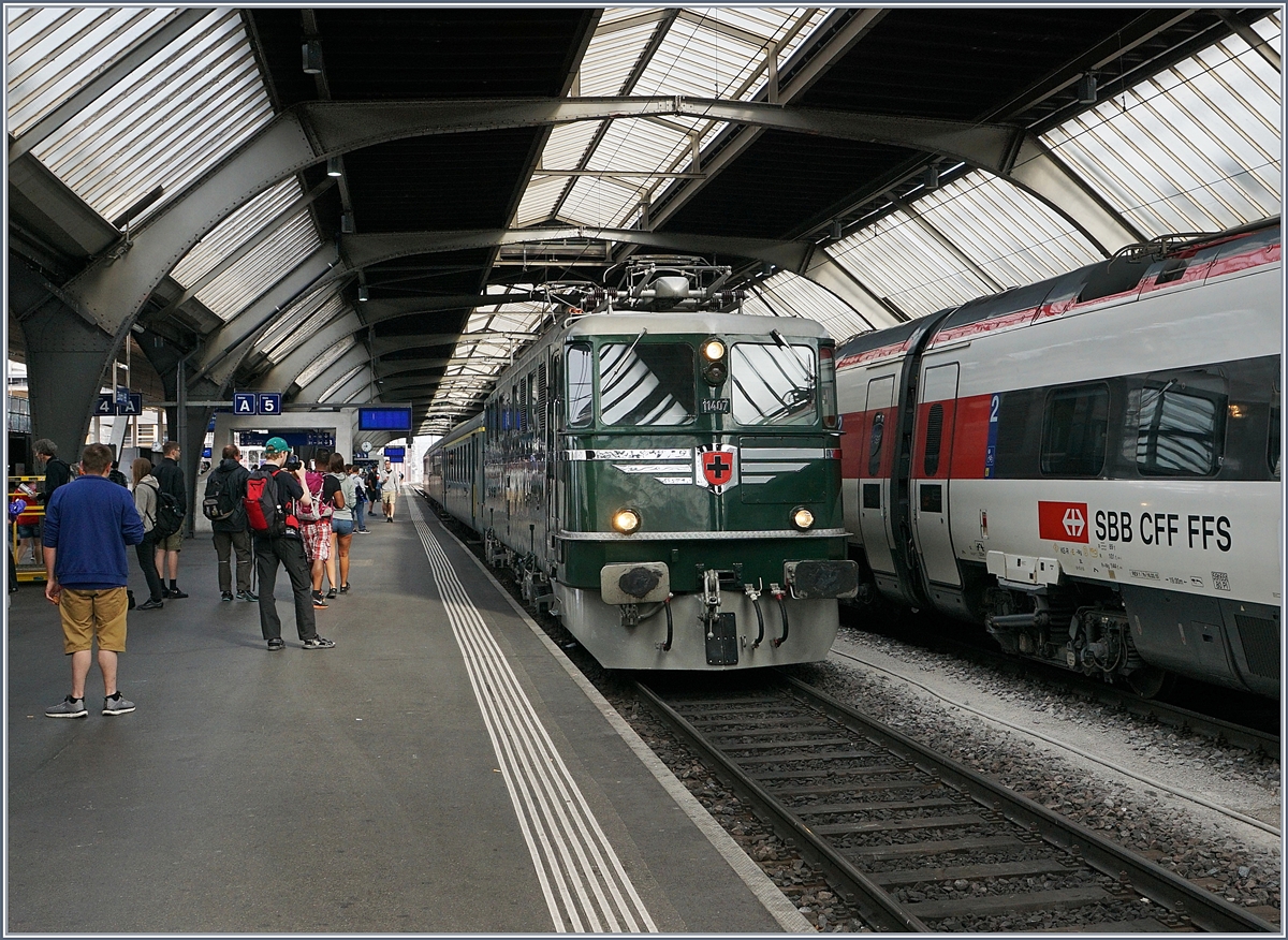 Die schön gepflegte SBB Ae 6/6 11407 vom Verein Mikado 1244 erreicht mit ihren Kurswagen von Schaffhausen Zürich HB.
24. Juni 2018