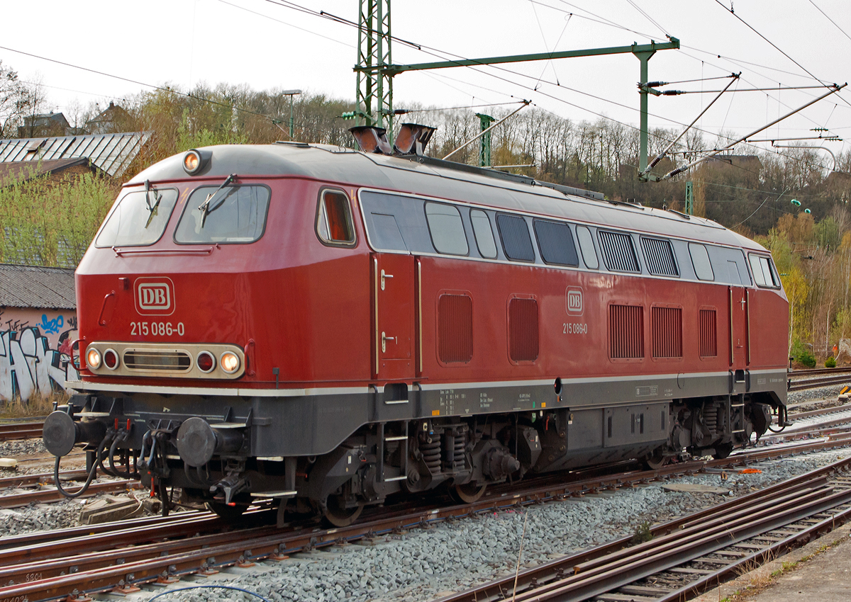 Die sch�ne altrote 215 086-0 (eigentlich 225 086-8) der RE - Rheinische Eisenbahn rangiert am 31.03.2014 im Bahnhof Betzdorf/Sieg.

Die V 163 wurde 1971 bei MaK unter der Fabriknummer 2000091 und an die DB ausgeliefert, 2001 ging sie an die DB Cargo AG und wurde in 225 086-8 umbezeichnet, ob sie die Dampfheizung behaten hat kann ich nicht genau sagen. Mit der Ausmusterung bei der nunmehrigen DB Schenker Rail Deutschland AG im Jahr 2011 erfolgte auch der Verkauf an die RE - Rheinische Eisenbahn, hier wurde sie wieder in den Auslieferzustand zur�ckversetzt und tr�gt nun wieder die Bezeichnung 215 086-0 ist aber weiter einer 225er (NVR-Nummer 92 80 1225 086-8 D-EVG).
