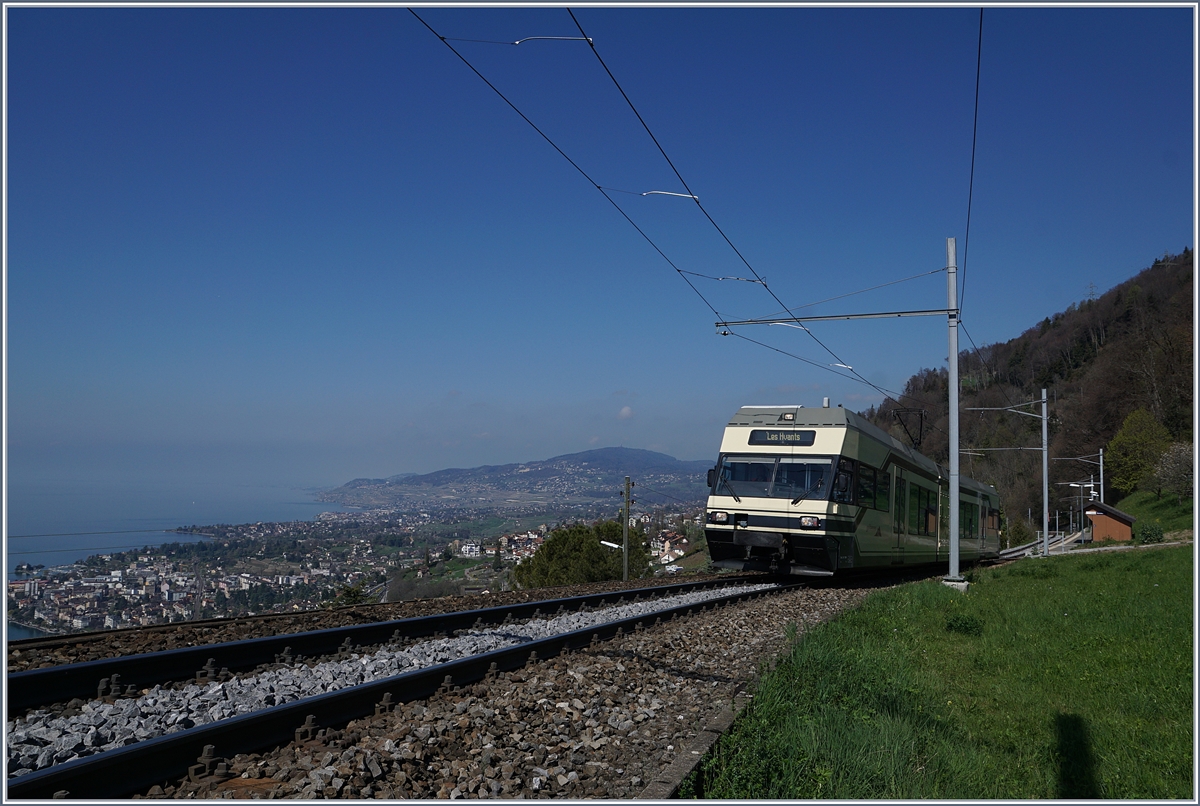 Die schöne Aussicht über den Lac Léman lenkt fast vom Blick auf den CEV MVR GTW Be2/6 ab. 
Bei Sonzier, den 3. April 2017