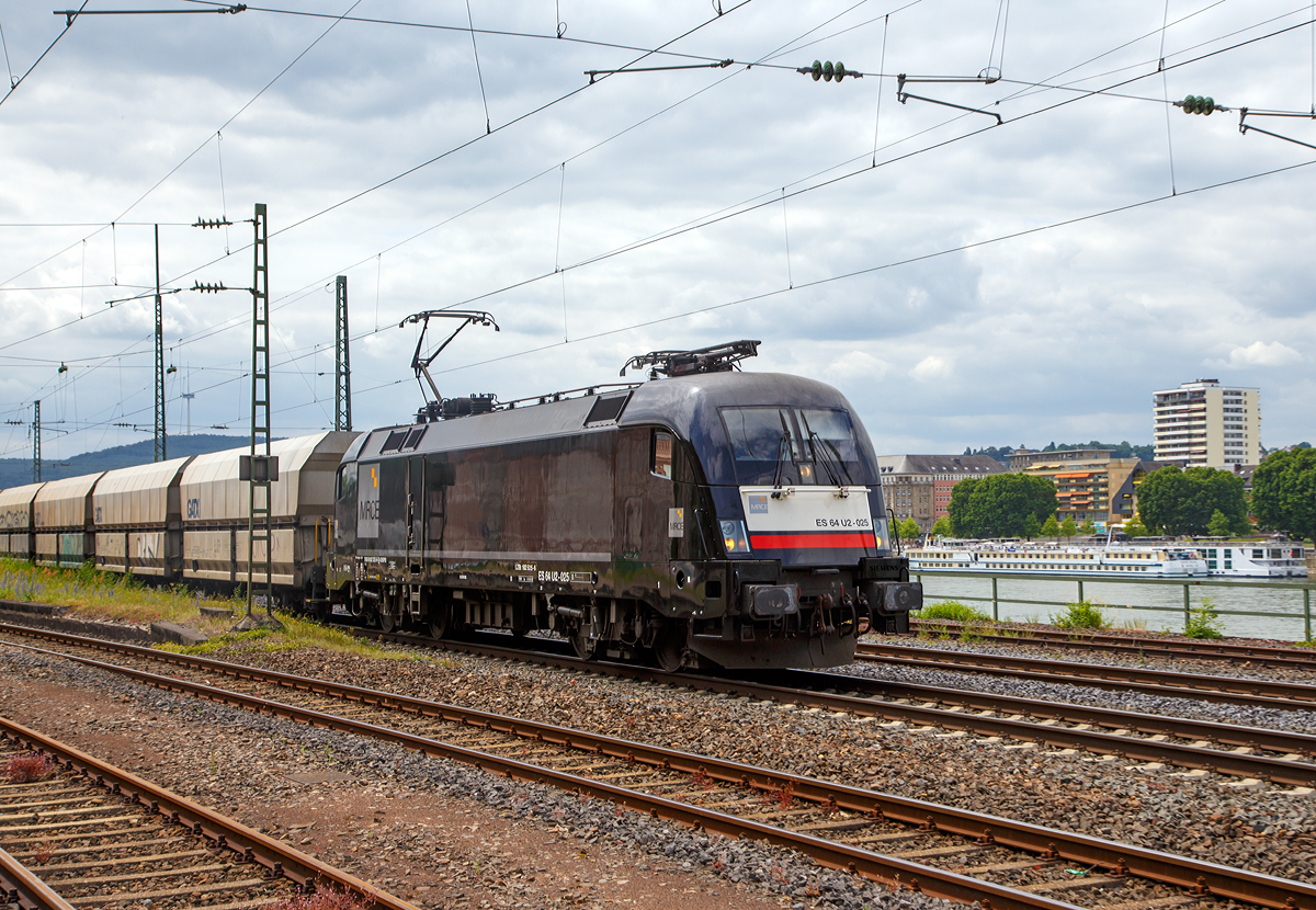 
Die schwarze an die NIAG - Niederrheinische Verkehrsbetriebe AG vermietete MRCE Dispolok ES 64 U2-025 / LZB 182 525-6 (91 80 6182 525-6 D-DISPO) fährt am 16.06.2017 mit einem Schüttgutwagen-Zug (Wagen der Gattung Falns) durch Koblenz-Eherenbreitstein in Richtung Norden.

Die Lok wurde 2003 von Siemens in München unter der Fabriknummer   20775  für die Siemens Dispolok GmbH (heute MRCE) gebaut. 