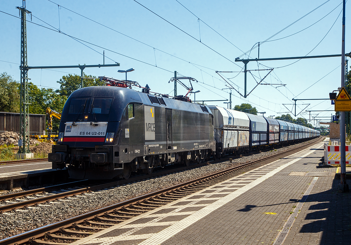 Die schwarze MRCE Dispolok ES 64 U2-011 / LZB 182 511-6 (91 80 6182 511-6 D-DISPO) fährt am 13.08.2022 mit einem Kohlezug (offene Schüttgutwagen mit schlagartiger Schwerkraftentladung der Gattung Falns) durch den Bahnhof Bonn-Beuel in nördlicher Richtung.

Die Siemens ES64U2 wurde 2002 von Siemens in München-Allach unter Fabriknummer  20567 gebaut und an die damalige Siemens Dispolok GmbH in München (heute MRCE Dispolok GmbH) geliefert. Sie hat die Zulassungen für Deutschland und Österreich.

